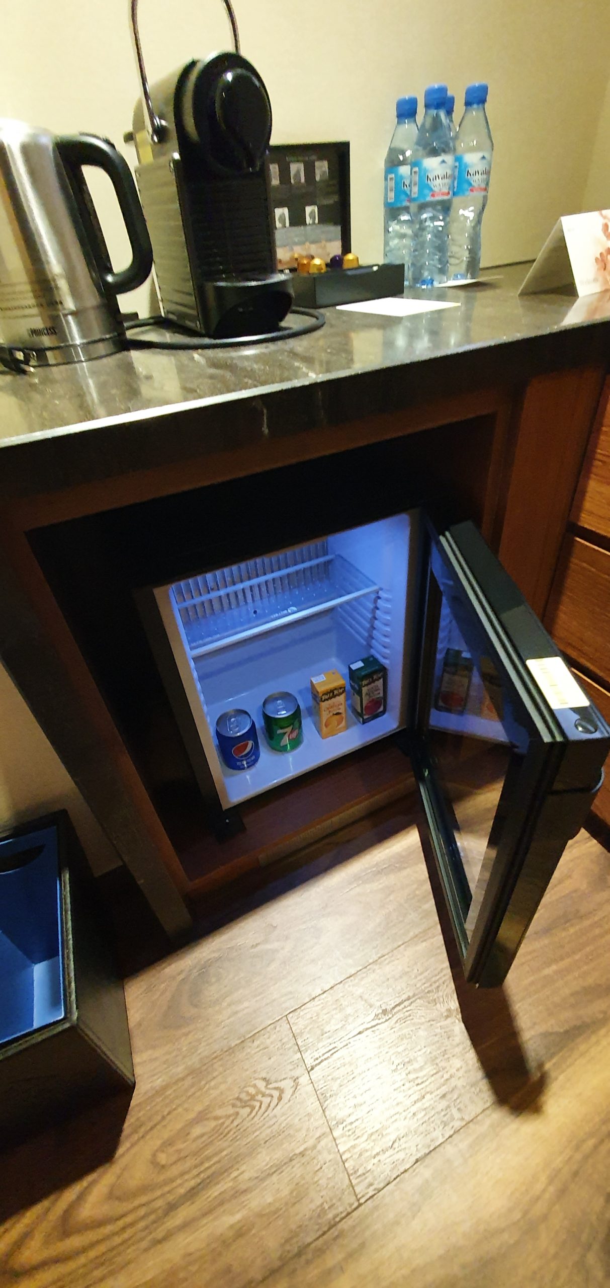 minibar的的引引引引飲料飲料飲料飲料都飲料都飲料都飲料都可飲料都可飲料都可以ㄧㄎㄜminibar的飲料都是免費使用