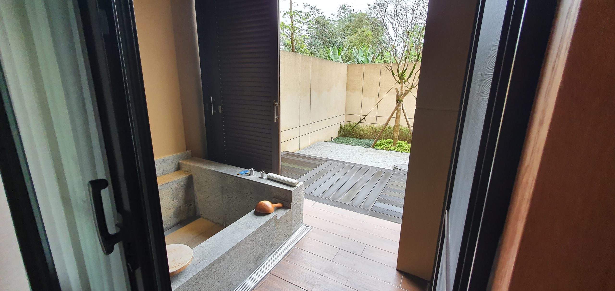 所有有戶外湯屋的房型都會有金屬百葉拉門
