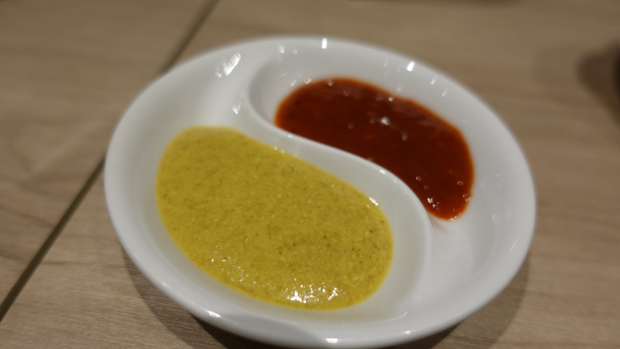他們家的芥末是那種有碎芥末子的非常夠味很喜歡