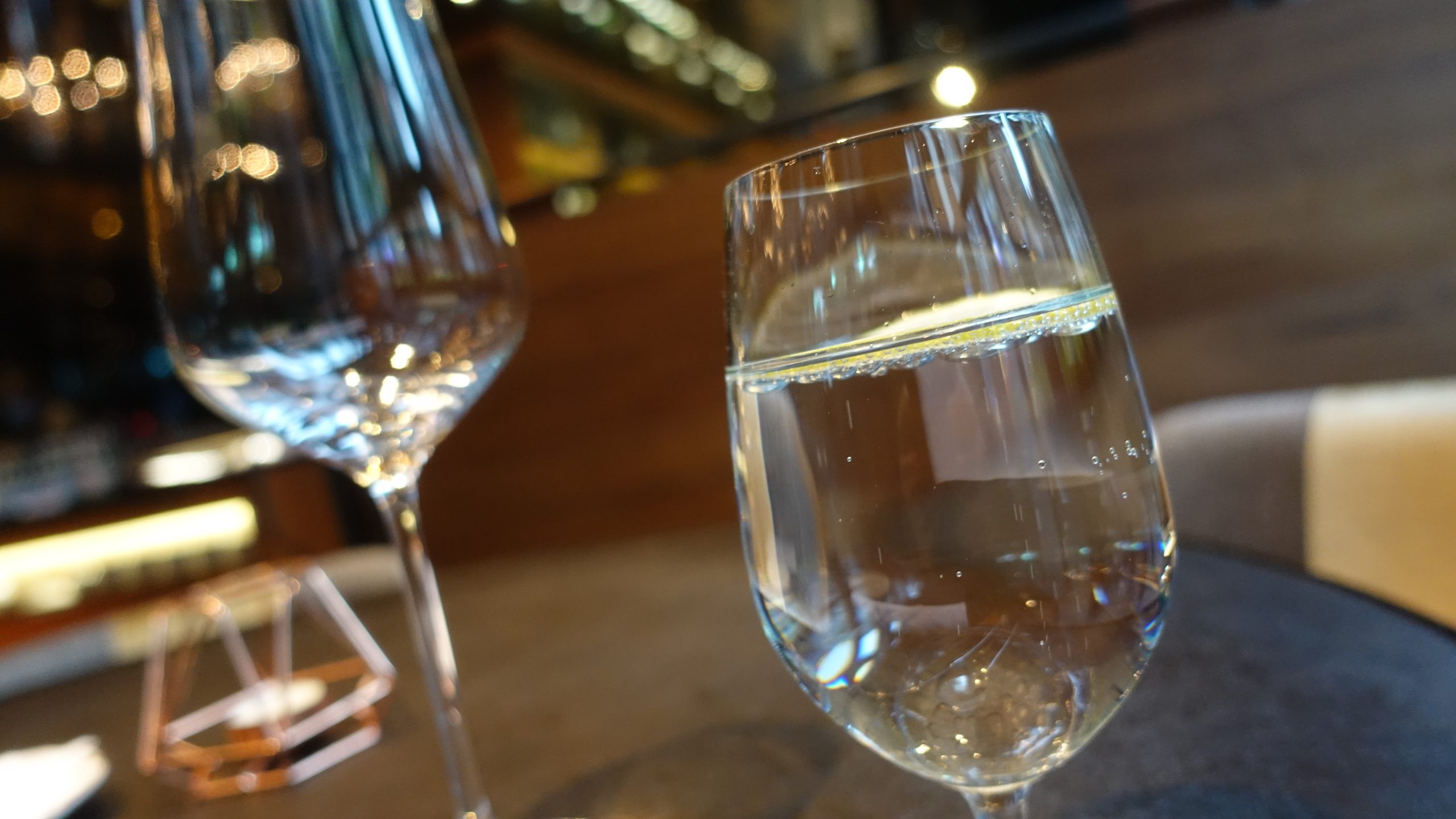 跟一般套餐餐廳一樣使用進口礦泉水 水資八十塊
