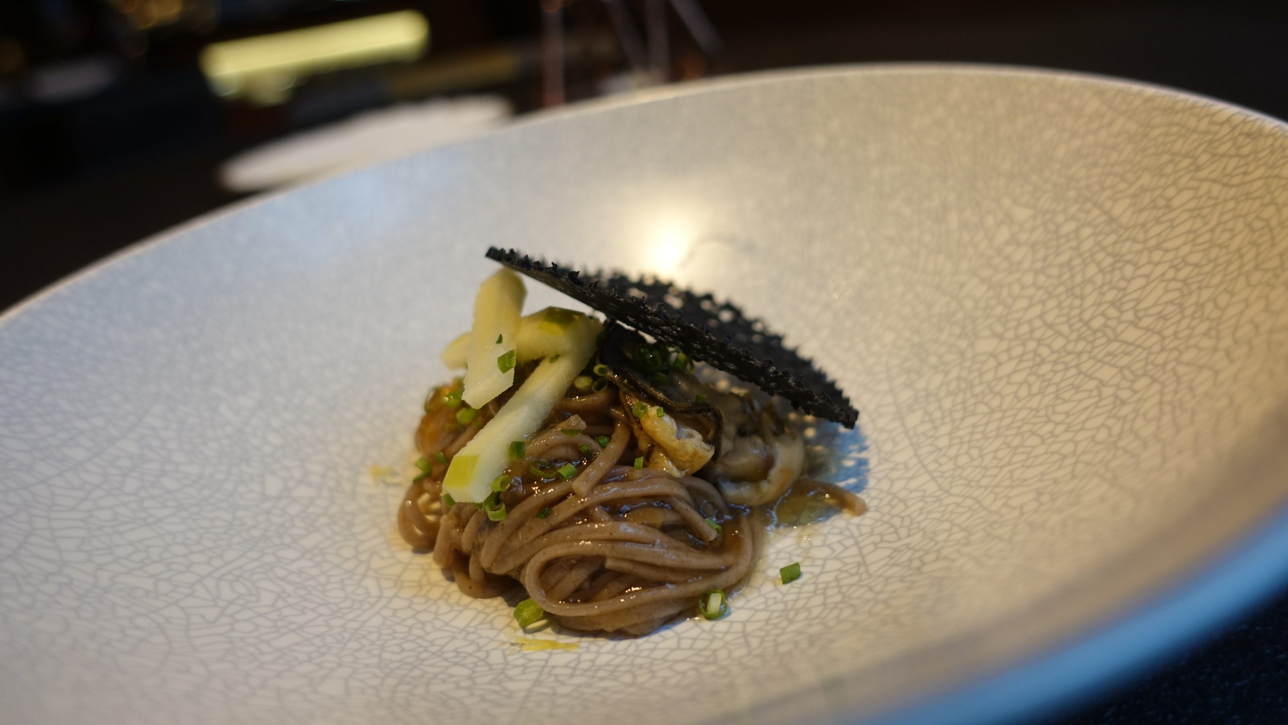 前菜吉拉多生蠔二號 蕎麥麵 橘醋生蠔已經很貼心的切成對半一口入的份量剛好不會讓人吃到太飽又有飽足感