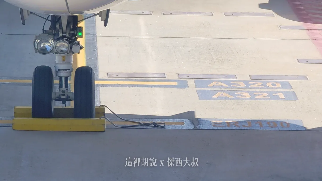 地面上的標線明確畫出這個機坪可以停機的各類機種