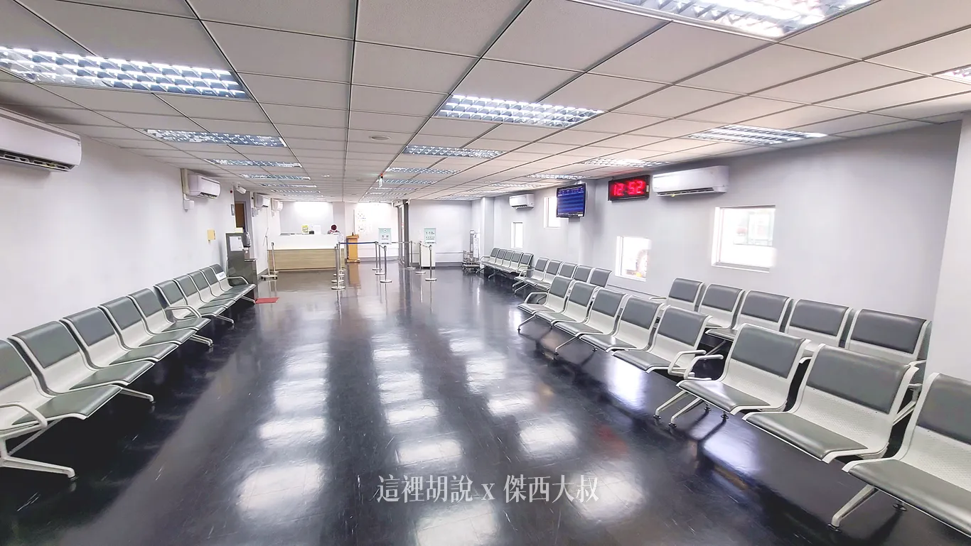 這就是整個候機空間跟前一天落地的時候的行李提領空間都是在這次行程當中相對小的航廈空間