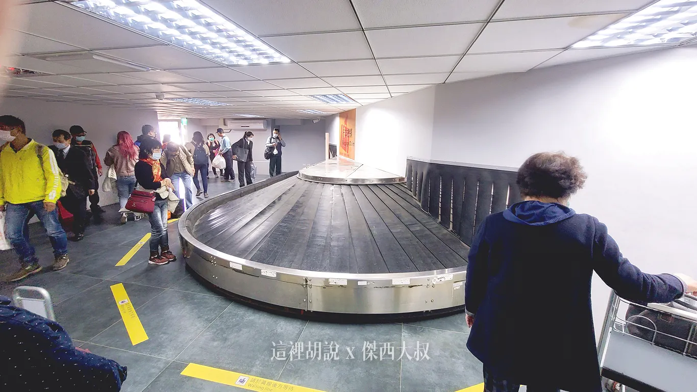 目前台中航空站改裝中只有這一個看起來非常有歷史的行李轉盤