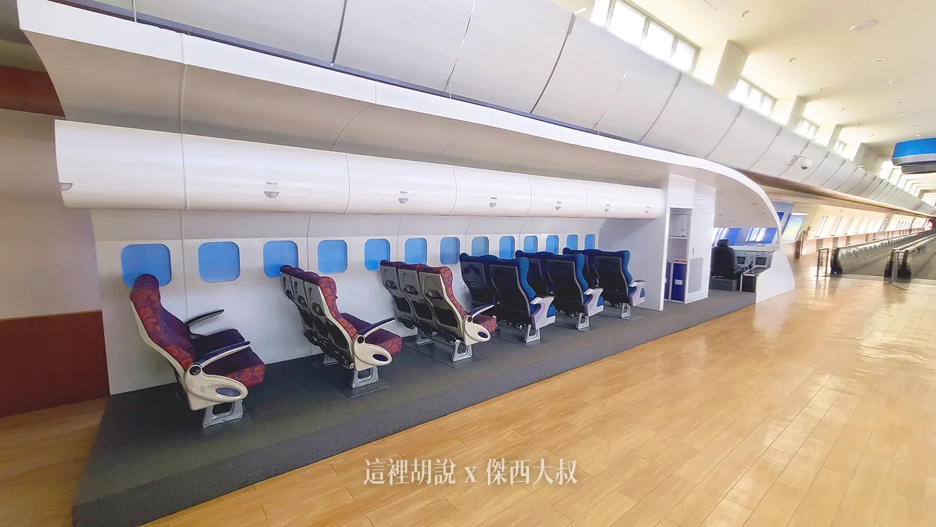 小港機場在國內航廈跟國際線航廈的走廊當中設置了賞機平台還有一些文物的展示