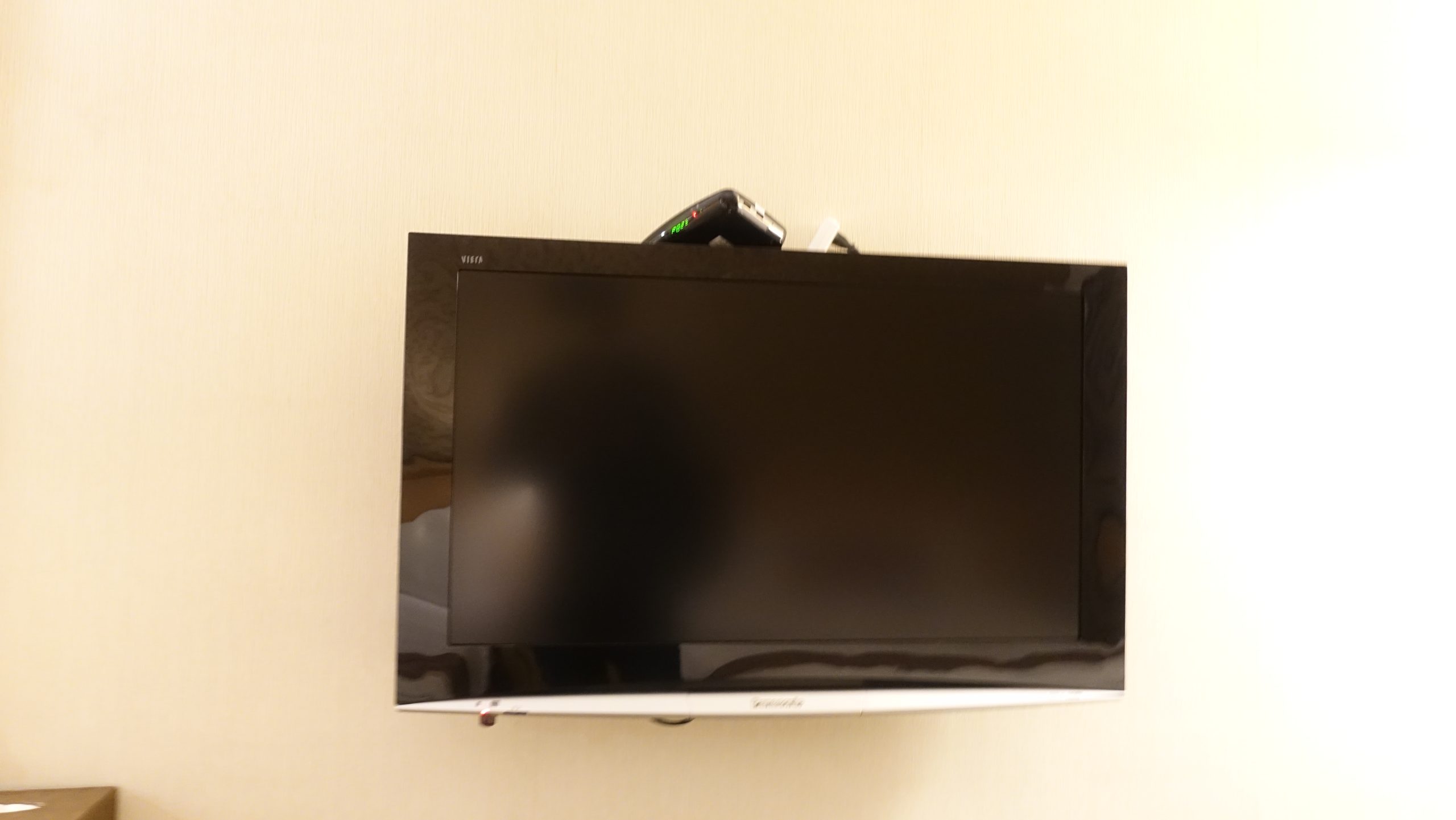 電視無法移動，是用MOD提供內容視訊盒就這樣粗暴的放在電視上面