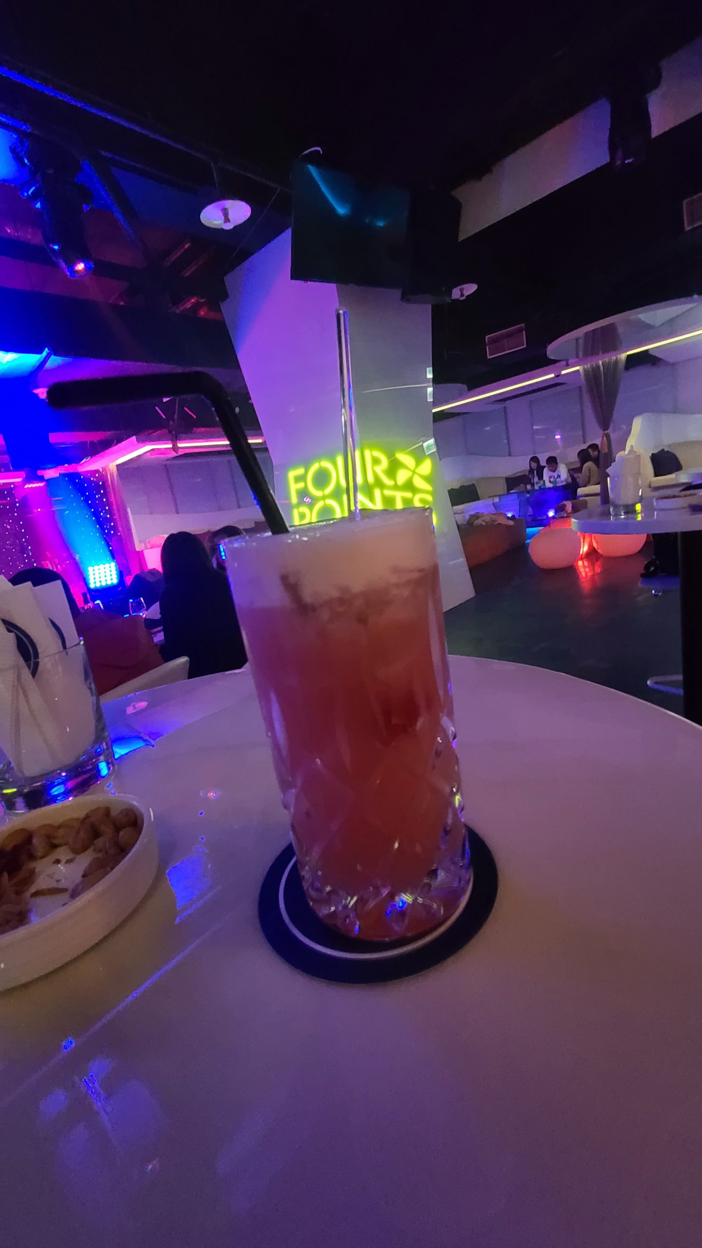 華信環台飛行 Day 4 飯店 澎湖福朋喜來登飯店 三訪 這次知道有BAR跟IRENT在樓下：深夜的酒吧
