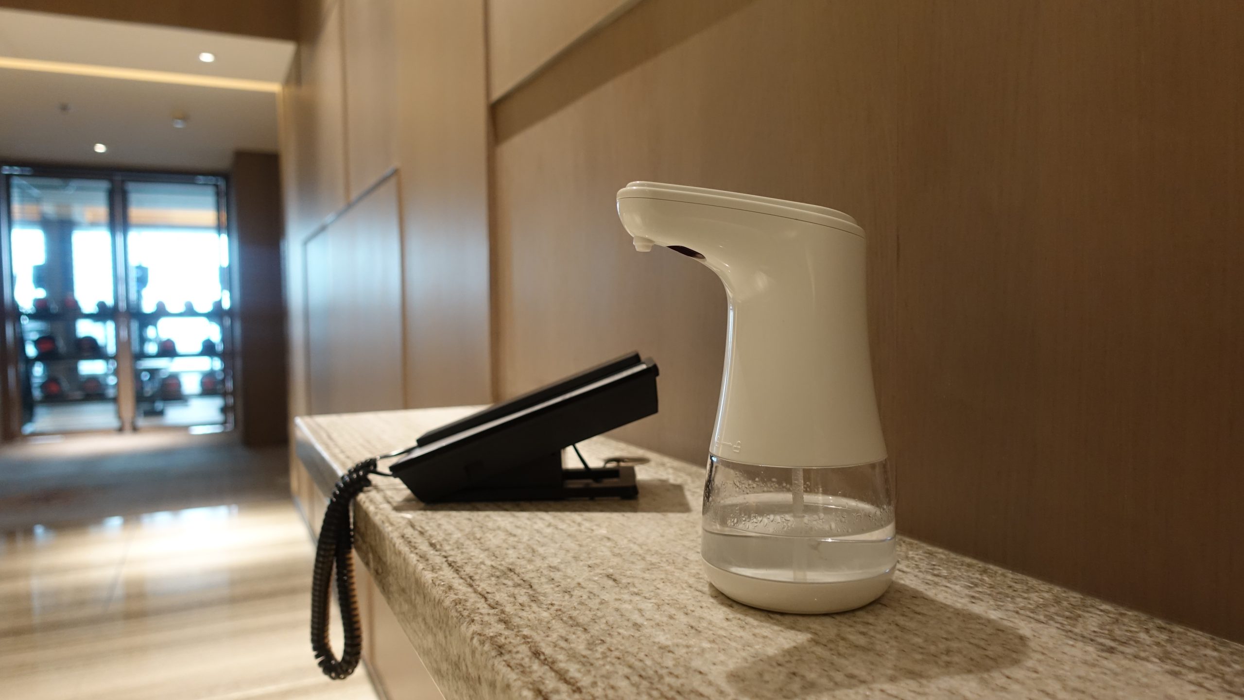 電梯門口的都放有酒精消毒機