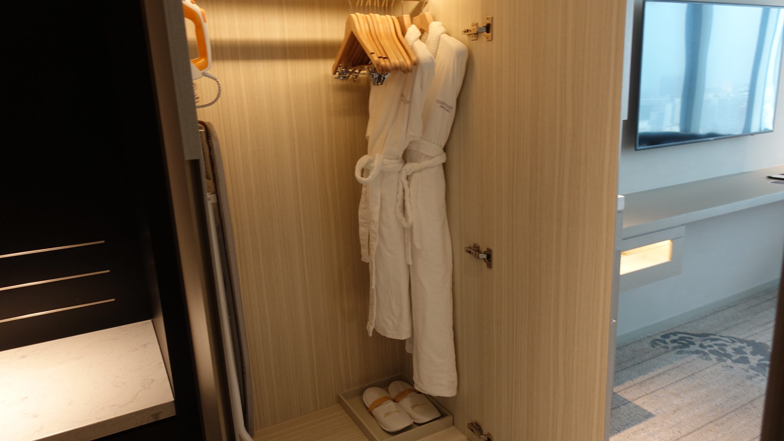 台北國泰萬怡酒店 典雅內斂的商務型酒店：衣櫥