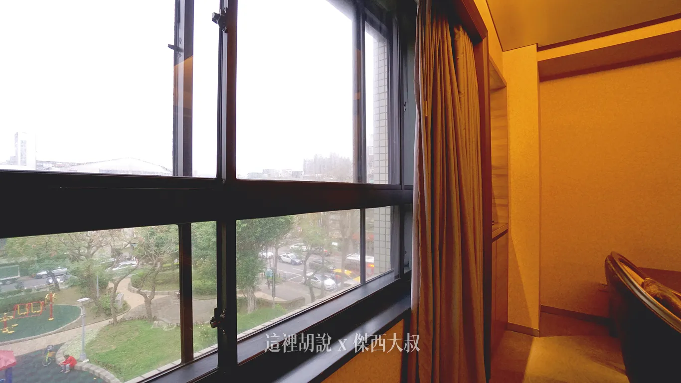 這次的套房看這上面的平面圖有一大半都是面向松山機場的，也因為如此友加上雙層的窗戶隔音入住的時候並沒有聽到外面傳來的噪音