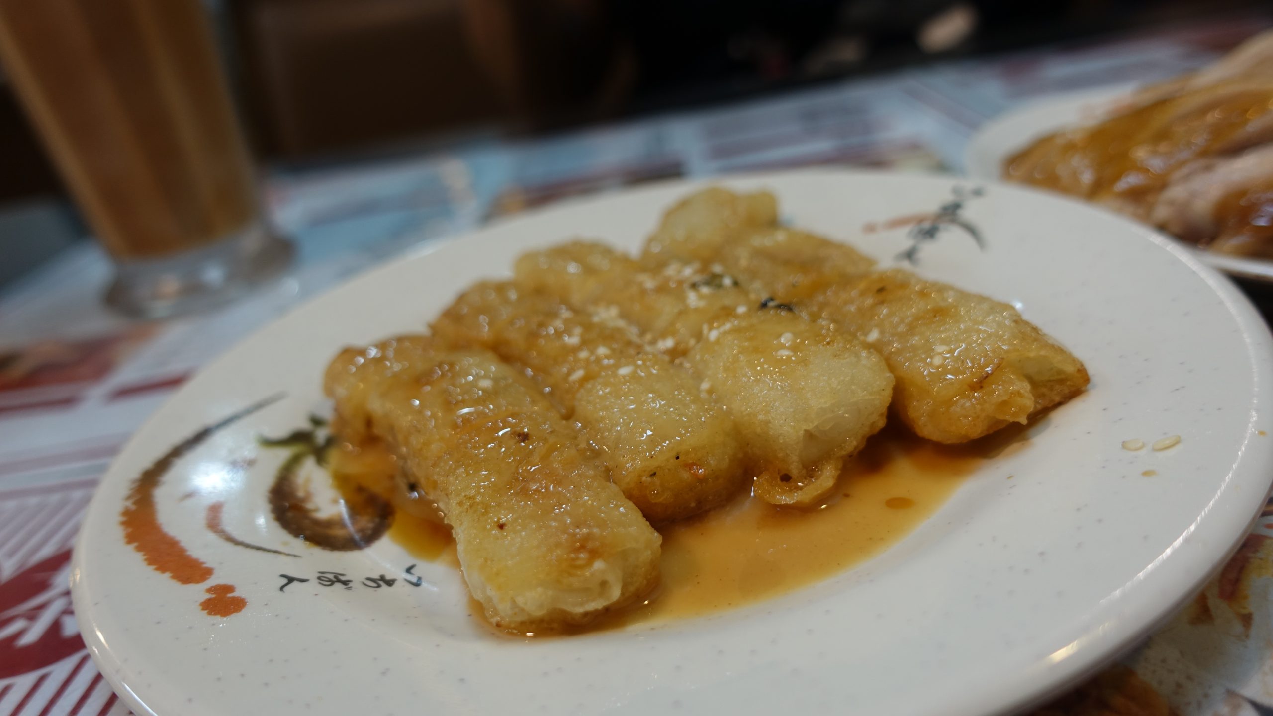 ㄋㄋㄞ乃乃ㄔ乃ㄔㄚ奶茶奶茶推薦煎腸粉，煎腸粉煎道「恰恰」，很脆口，加上拌有花生口味的米醬，非常好吃