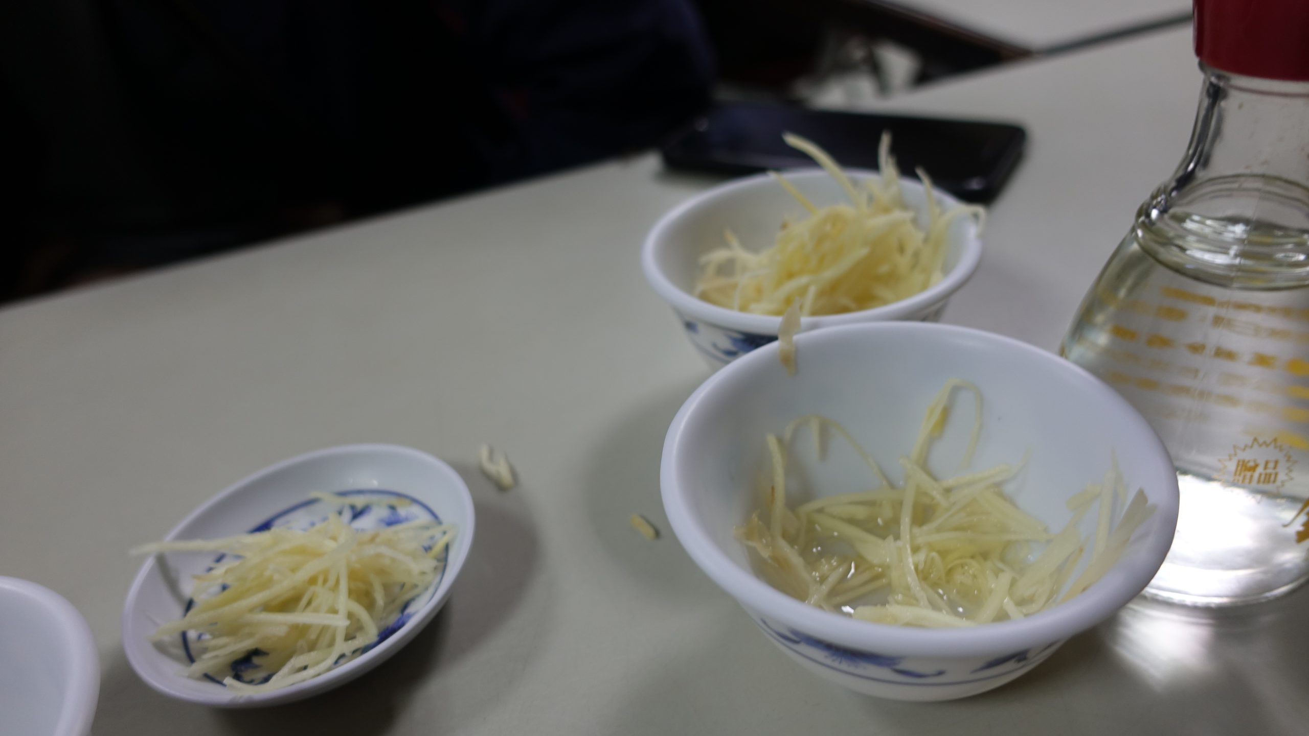 薑絲是隨你吃隨你夾的吃完的話可以到旁邊的配料櫃自己夾取 薑絲是隨你吃隨你夾的吃完的話可以到旁邊的配料櫃自己夾取