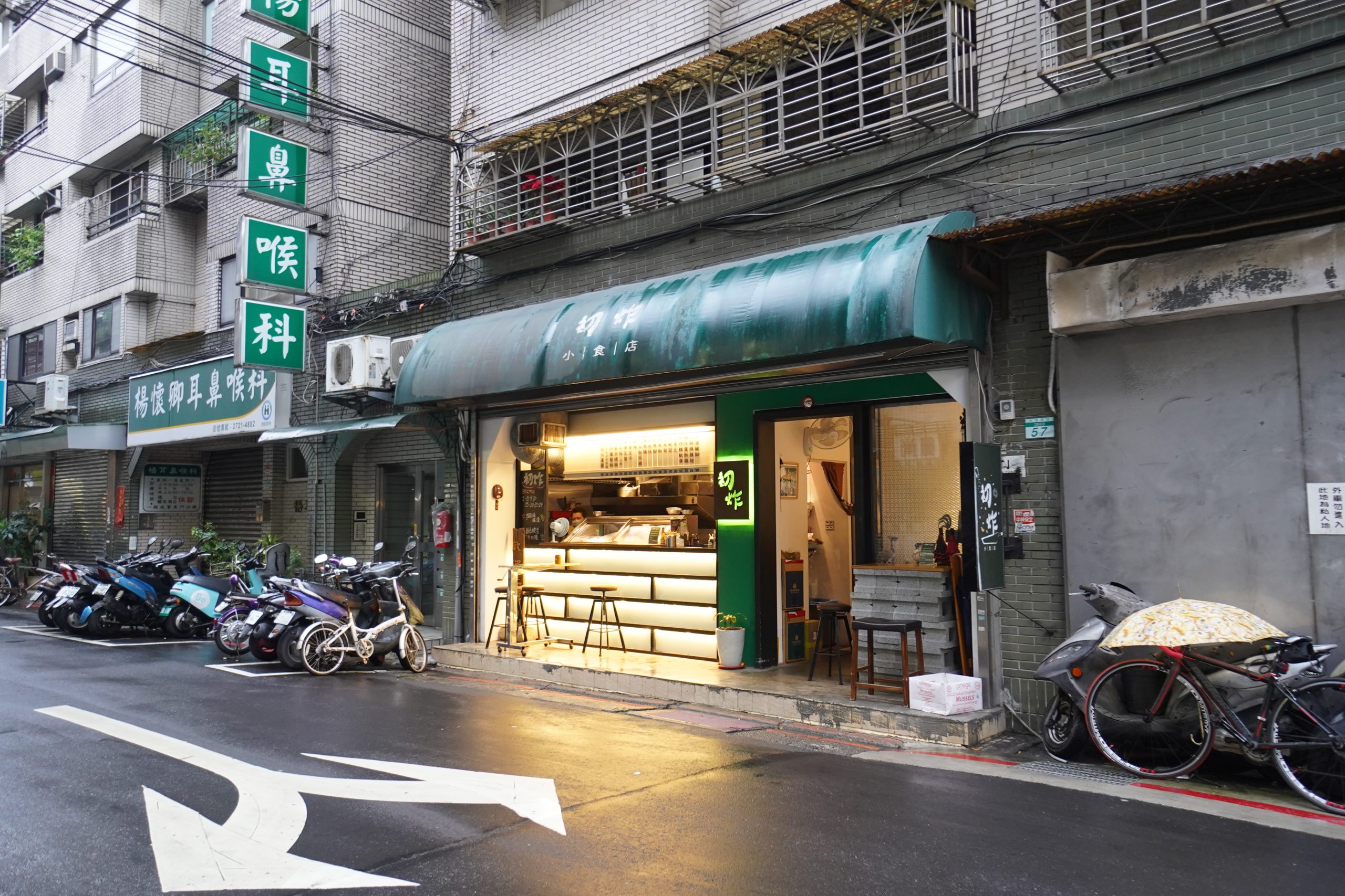 ㄇㄇㄣ們餐檯前面也有另外一個兩人小桌子