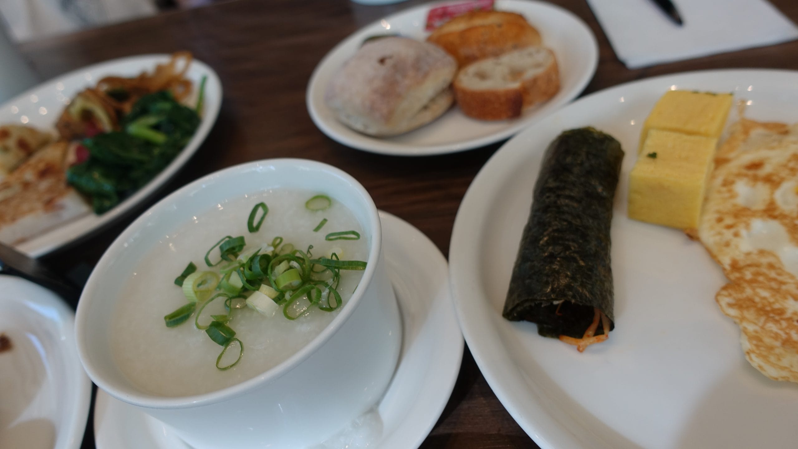 黑黑的那個就是韓式飯捲如果要說跟正統的差異就是少了麻油其他都很夠味