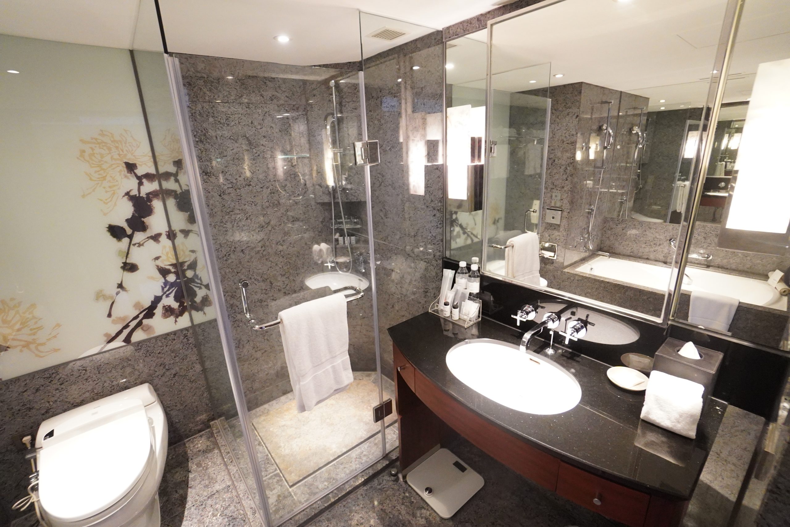 台北喜來登 Sheraton Grand Taipei 古早的來來飯店 政經核心距離北車最近的萬豪飯店：浴室