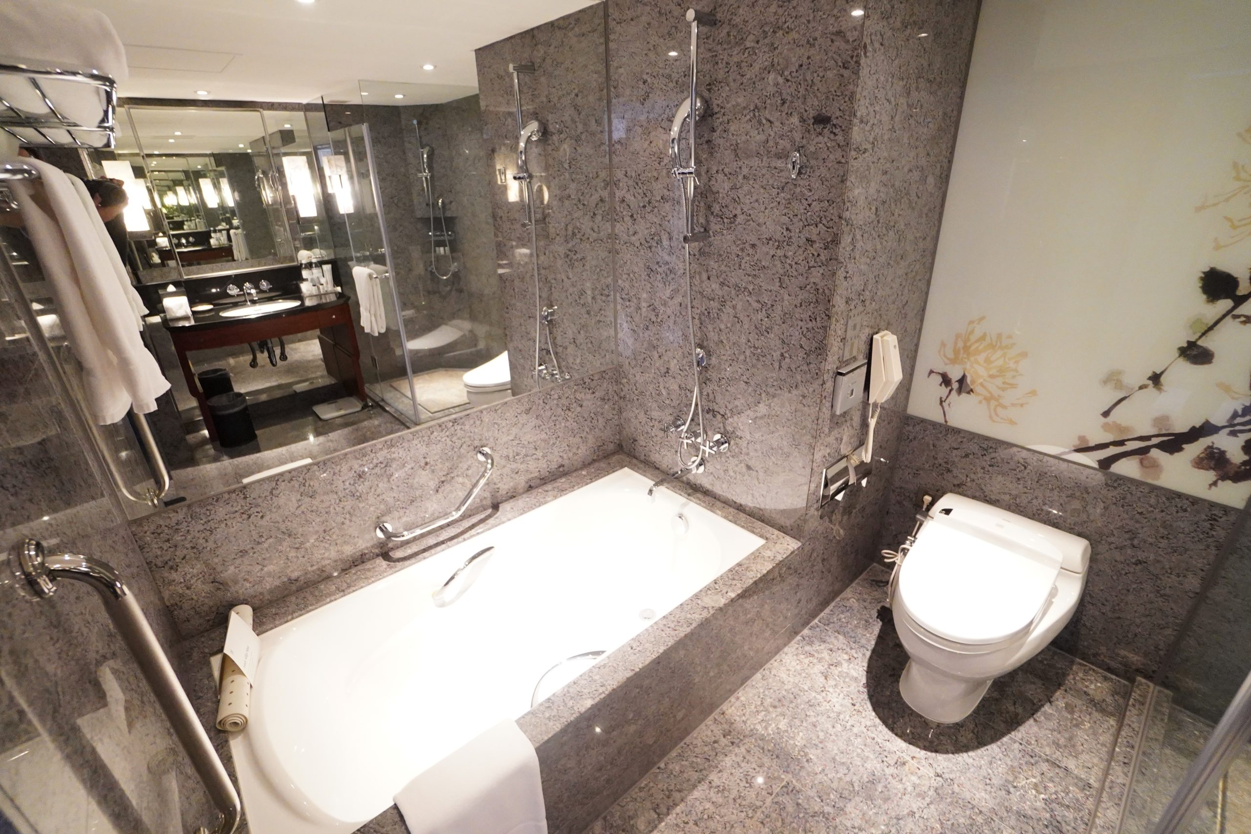 台北喜來登 Sheraton Grand Taipei 古早的來來飯店 政經核心距離北車最近的萬豪飯店：浴室