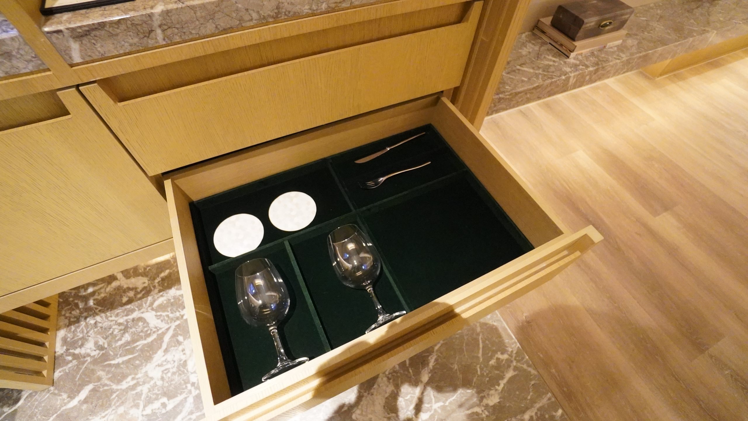 高雄萬豪酒店 Marriott Kaohsiung - 住宿篇：迎賓走廊&衣櫥