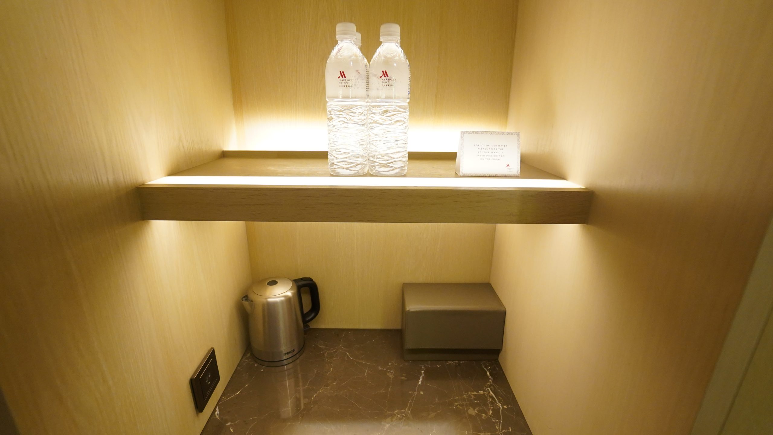 台北萬豪飯店 Marriott Taipei - 台灣最早的萬豪系統飯店 - 房間篇：房間走道 MINI BAR