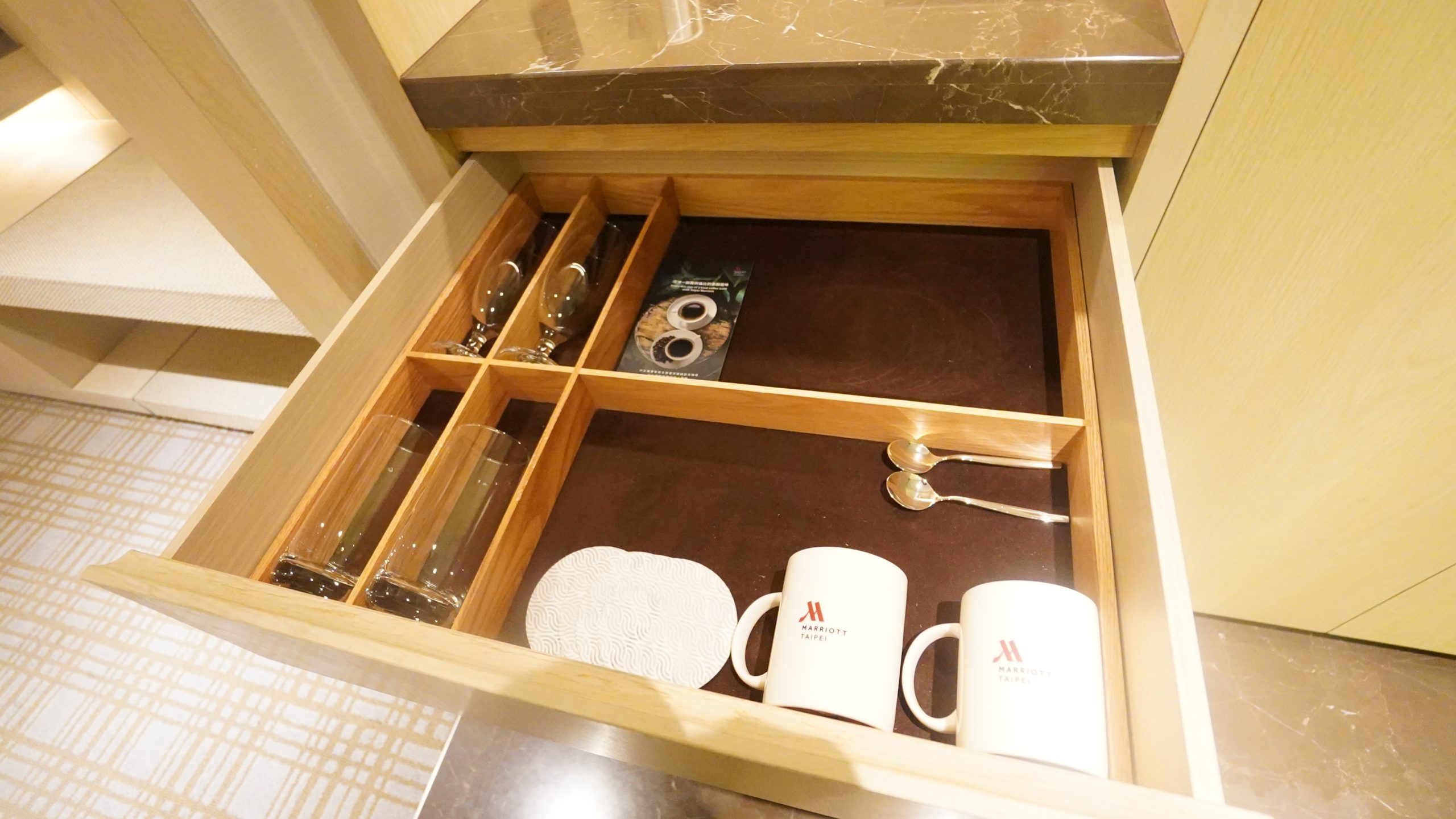 台北萬豪飯店 Marriott Taipei - 台灣最早的萬豪系統飯店 - 房間篇：房間走道 MINI BAR