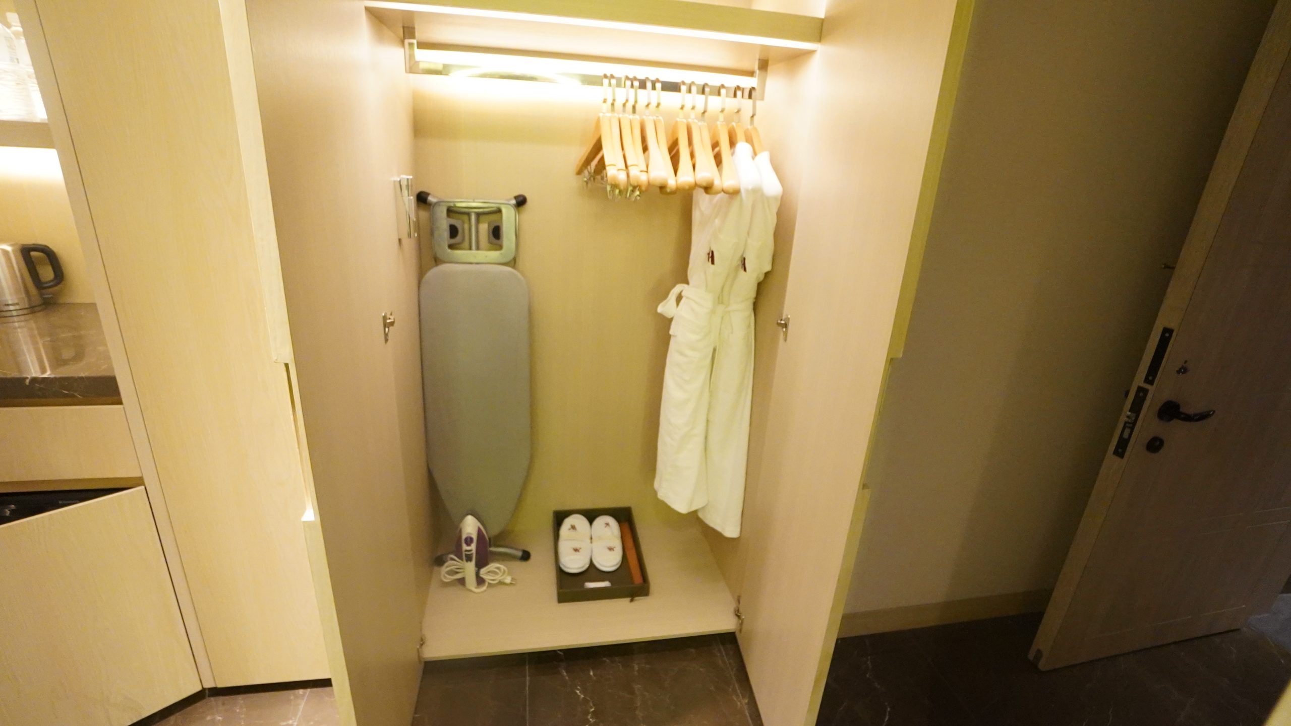 台北萬豪飯店 Marriott Taipei - 台灣最早的萬豪系統飯店 - 房間篇：房間走道 MINI BAR