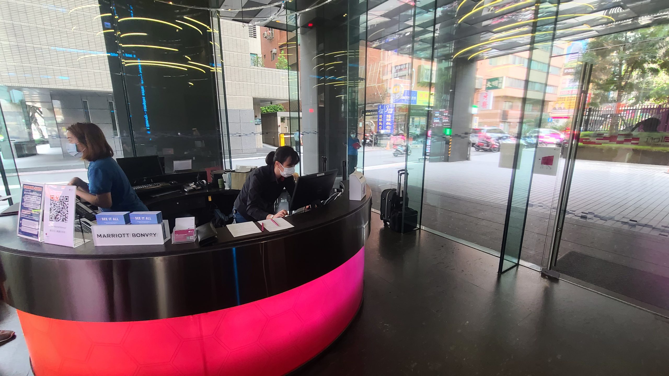 台北中山雅樂軒酒店 Aloft 噗通樂窩窗床角間（Splash Room） 走路就有米其林餐廳 輕時尚風：大廳
