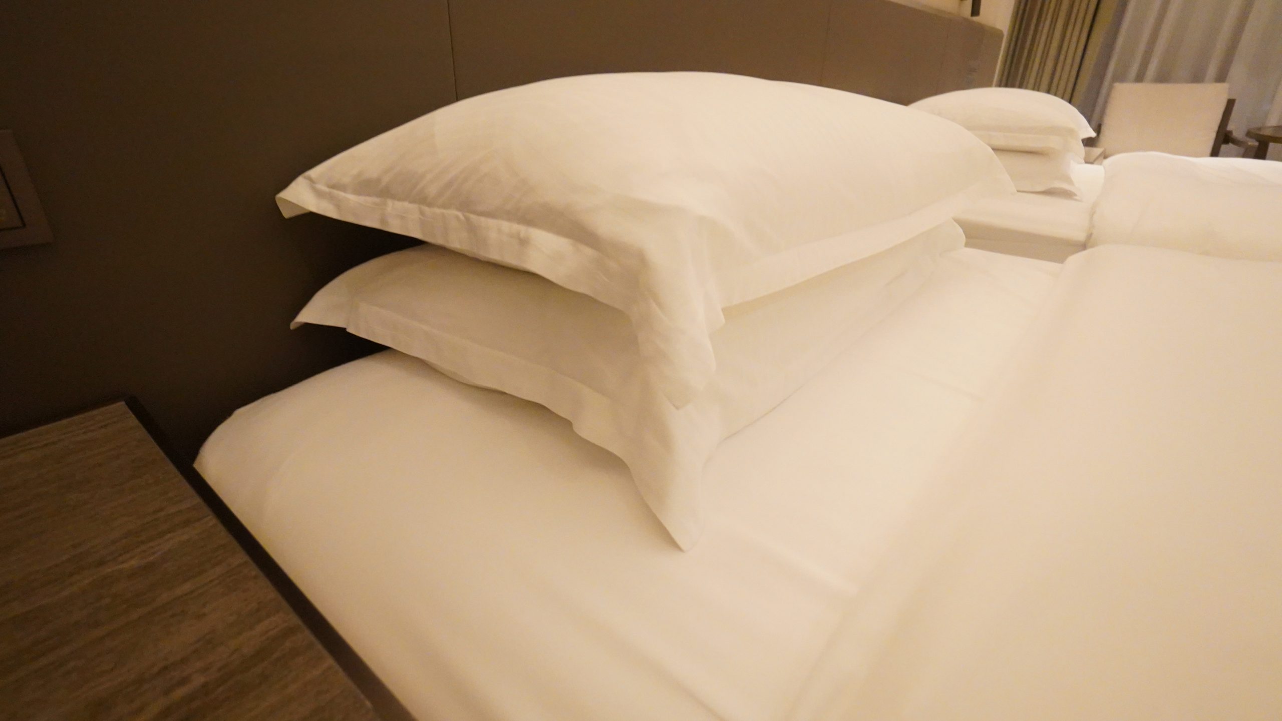 台北萬豪飯店 Marriott Taipei - 台灣最早的萬豪系統飯店 - 房間篇：床頭寢具