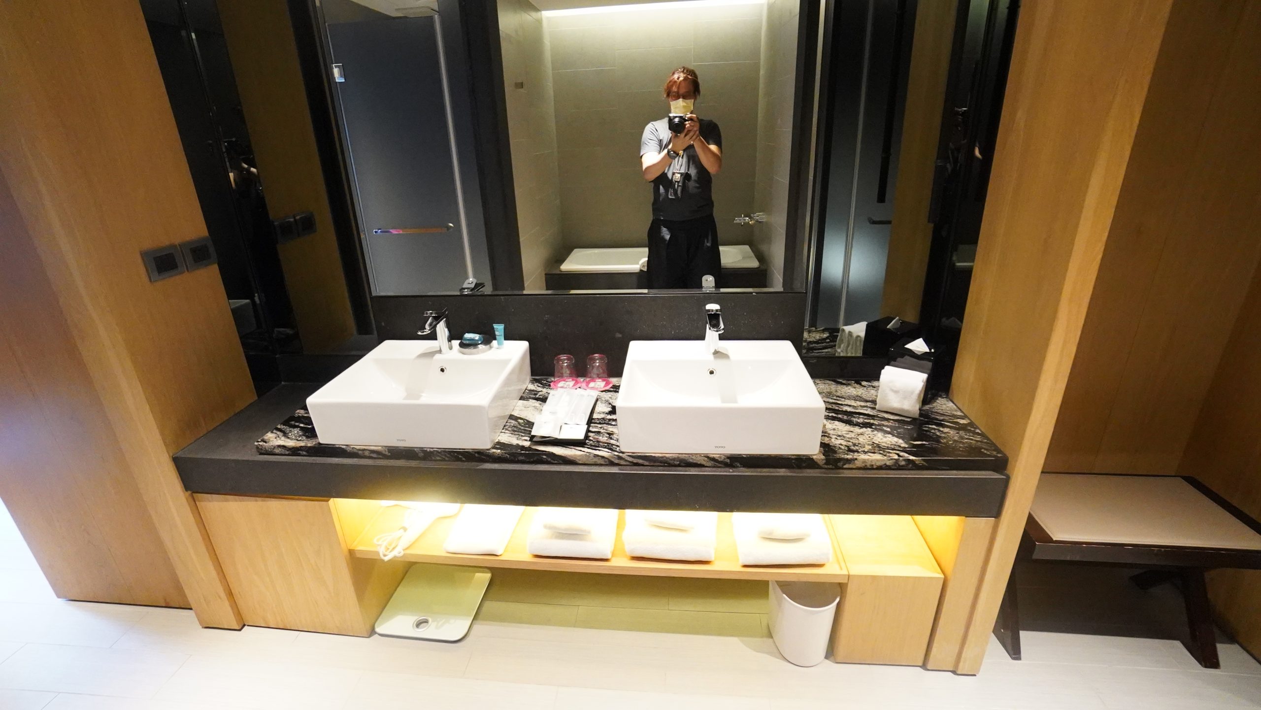 台北中山雅樂軒酒店 Aloft 噗通樂窩窗床角間（Splash Room） 走路就有米其林餐廳 輕時尚風：浴室衣帽間