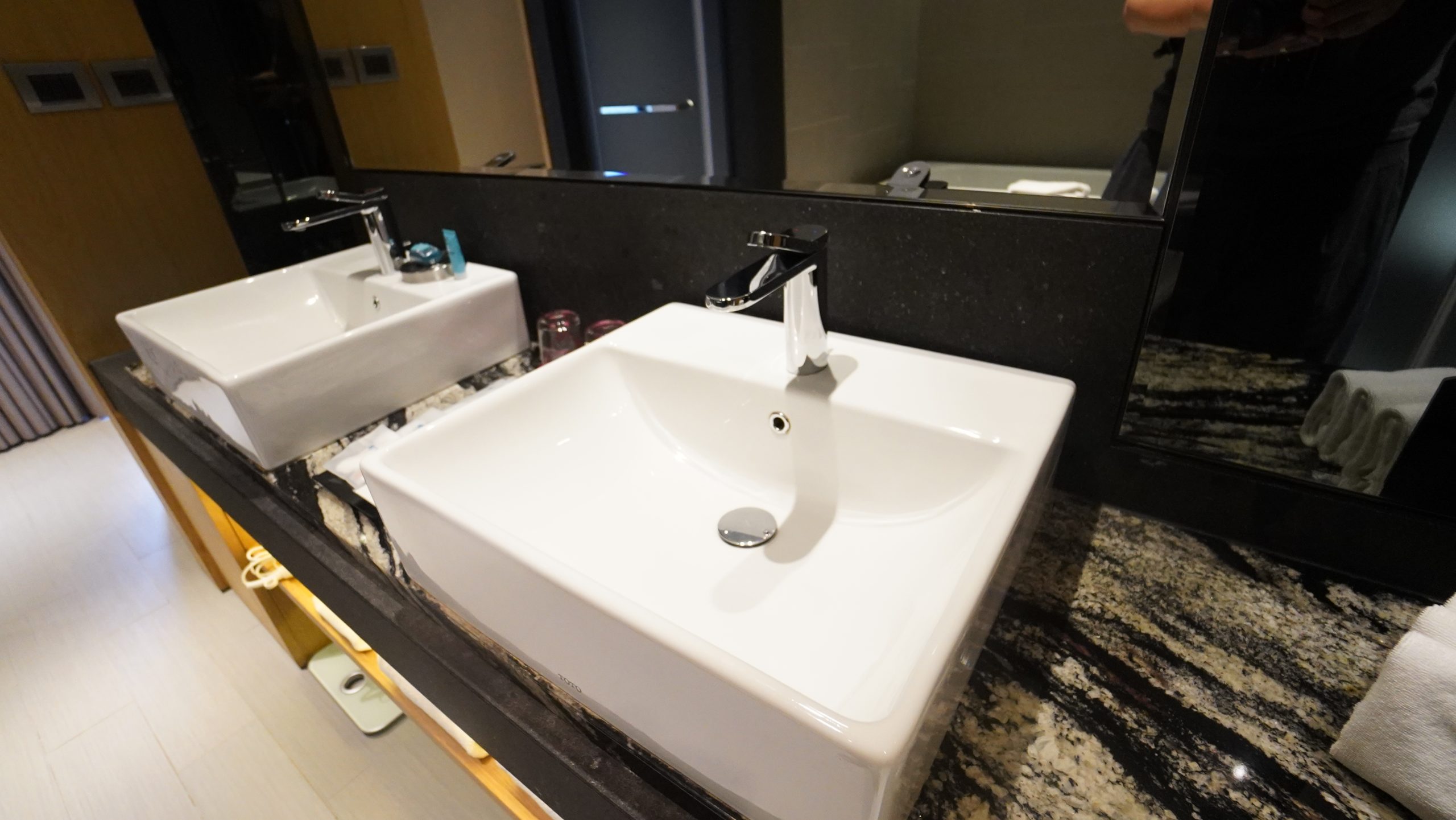 台北中山雅樂軒酒店 Aloft 噗通樂窩窗床角間（Splash Room） 走路就有米其林餐廳 輕時尚風：浴室衣帽間