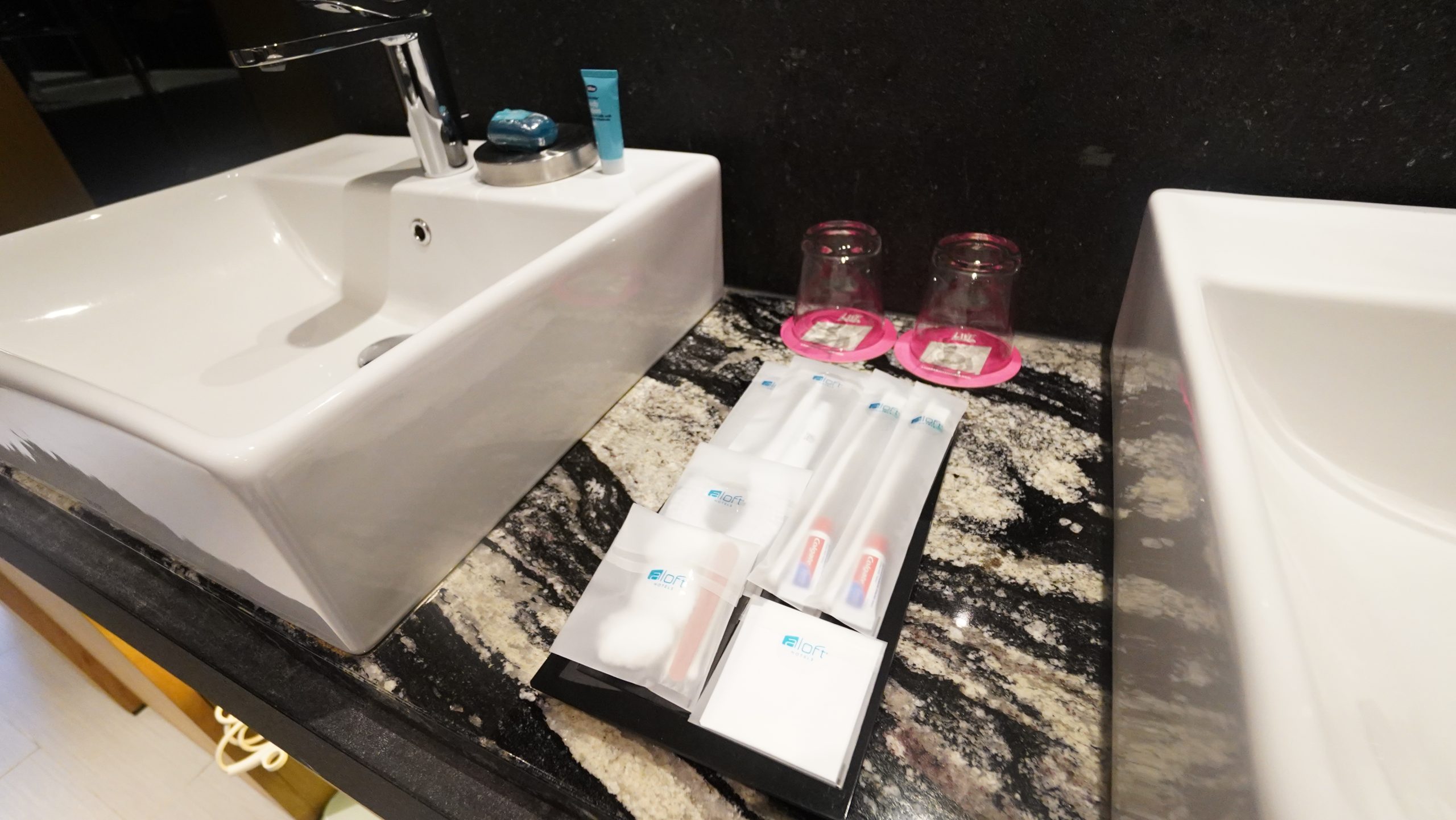 台北中山雅樂軒酒店 Aloft 噗通樂窩窗床角間（Splash Room） 走路就有米其林餐廳 輕時尚風：浴室衣帽間