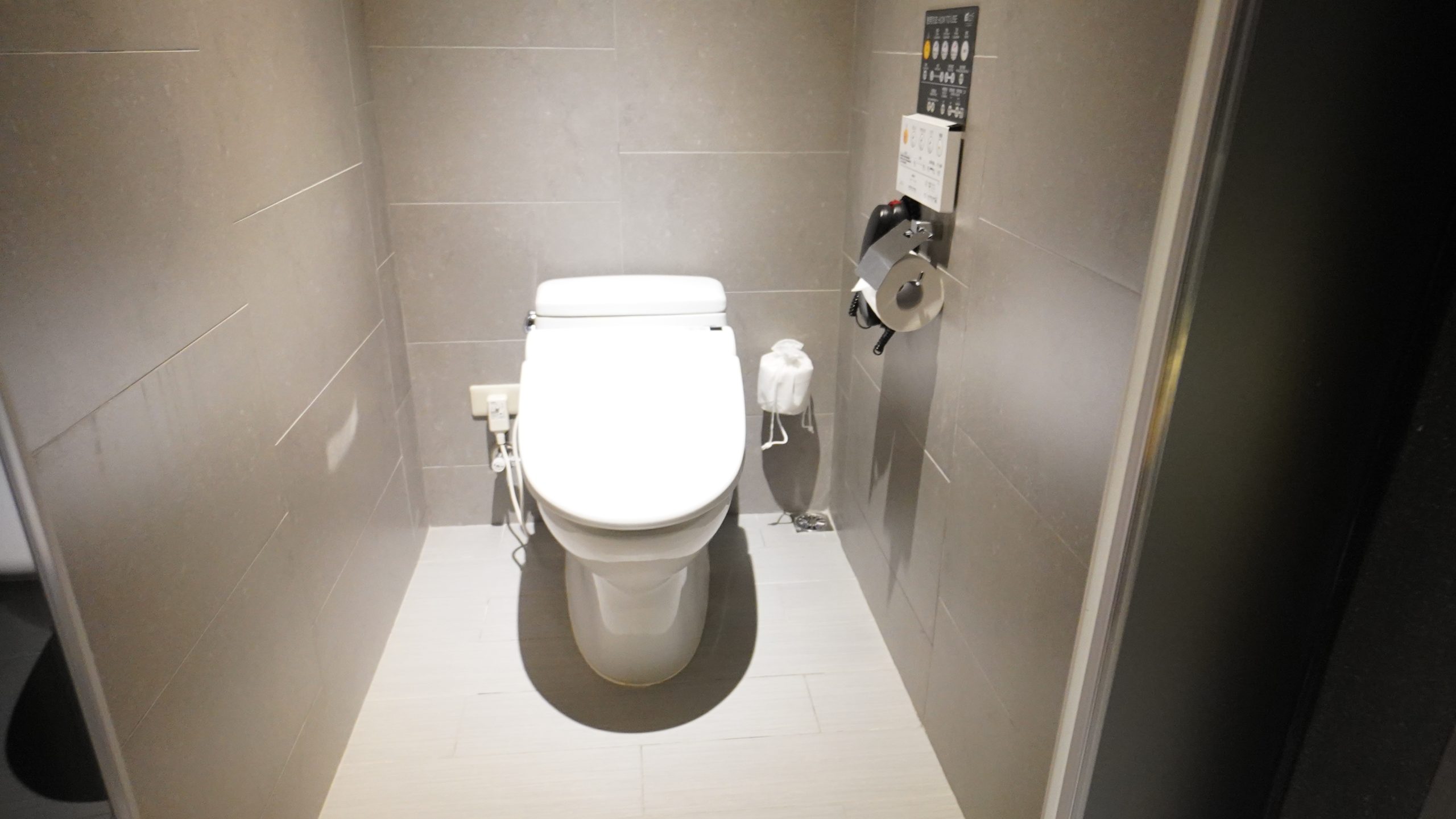 台北中山雅樂軒酒店 Aloft 噗通樂窩窗床角間（Splash Room） 走路就有米其林餐廳 輕時尚風：浴室衣帽間