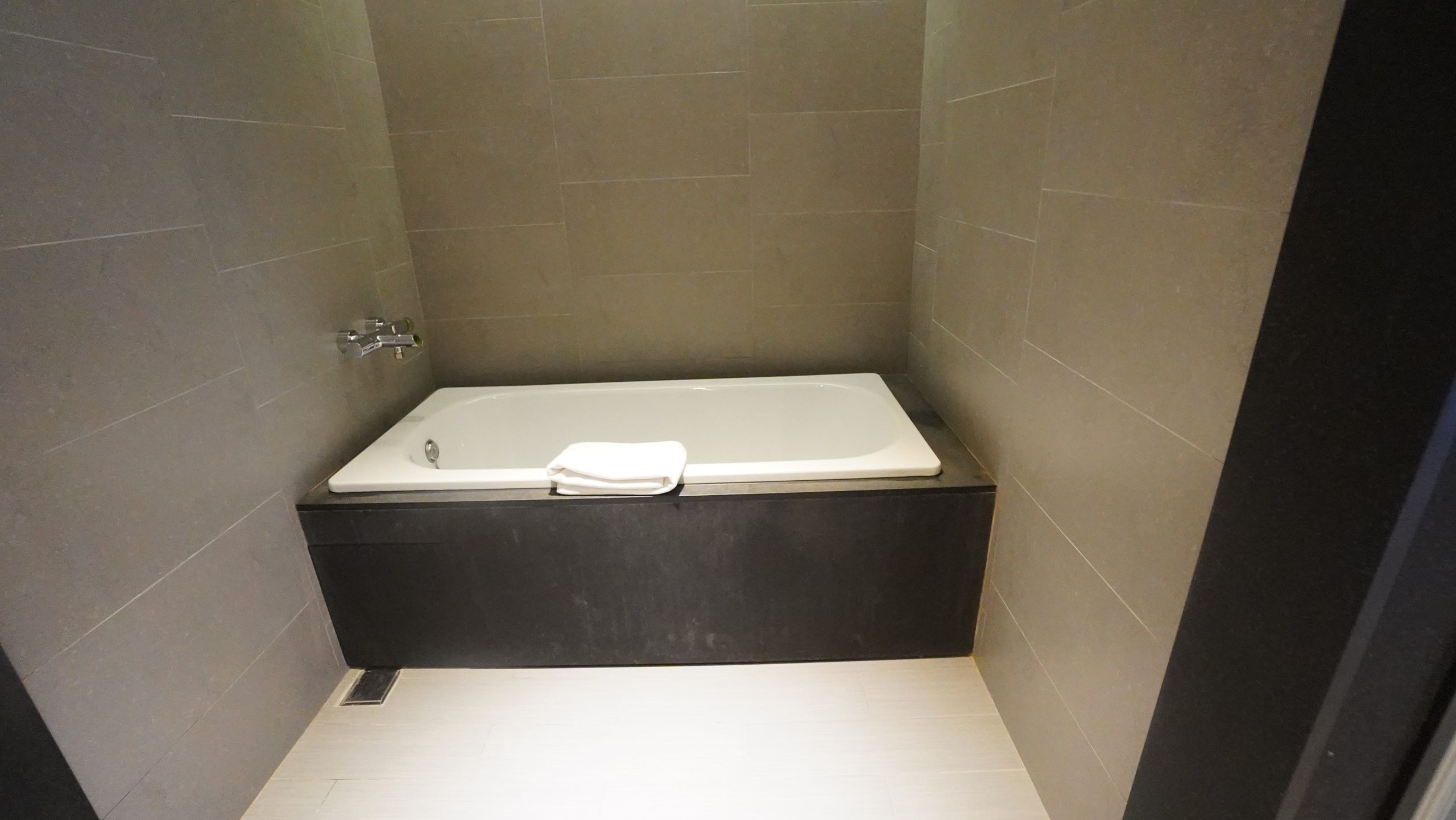 台北中山雅樂軒酒店 Aloft 噗通樂窩窗床角間（Splash Room） 走路就有米其林餐廳 輕時尚風：浴室衣帽間