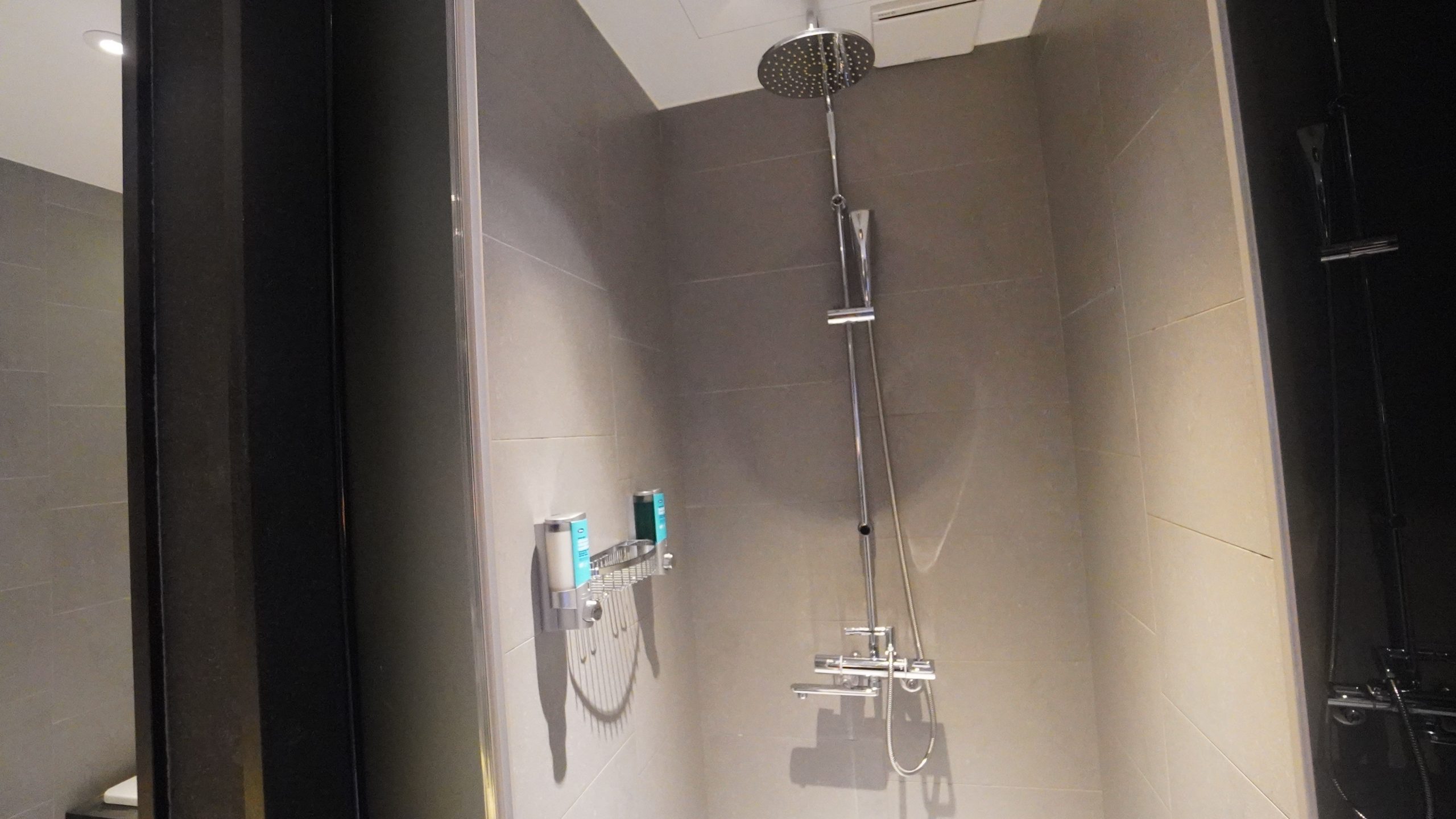 台北中山雅樂軒酒店 Aloft 噗通樂窩窗床角間（Splash Room） 走路就有米其林餐廳 輕時尚風：浴室衣帽間