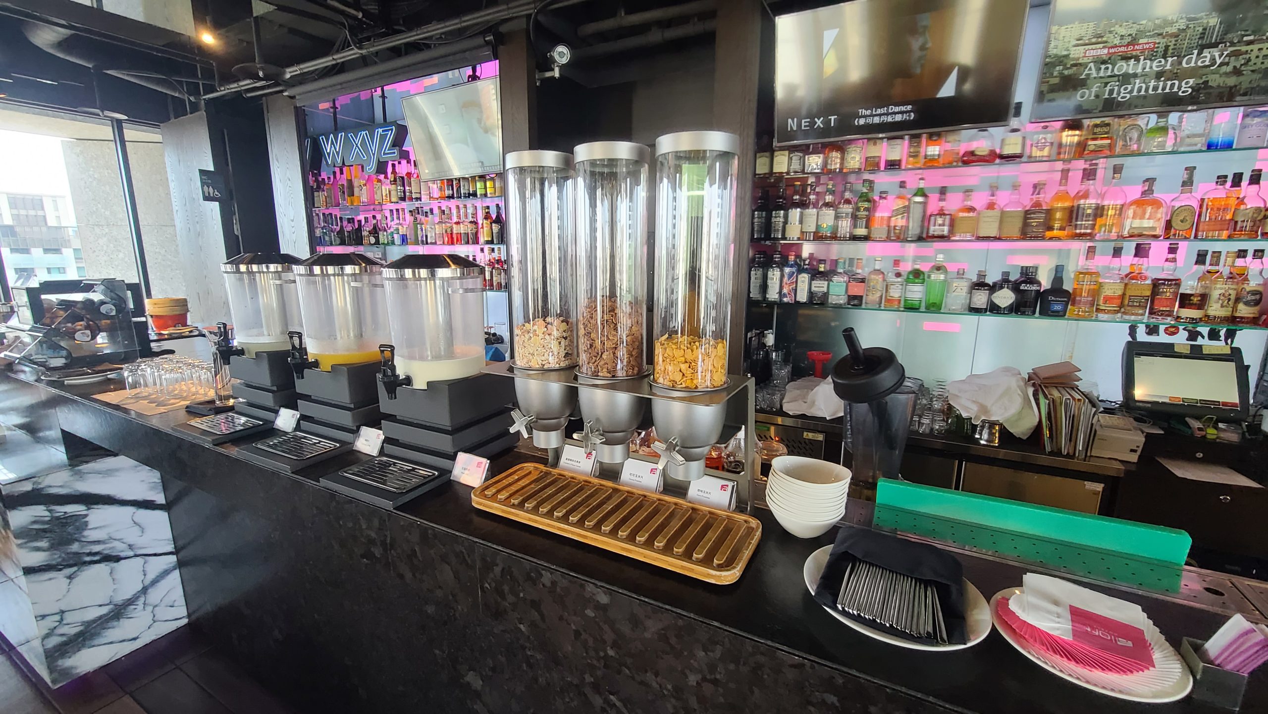 台北中山雅樂軒酒店 Aloft 噗通樂窩窗床角間（Splash Room） 走路就有米其林餐廳 輕時尚風：早餐 用餐地點是 W XYZ