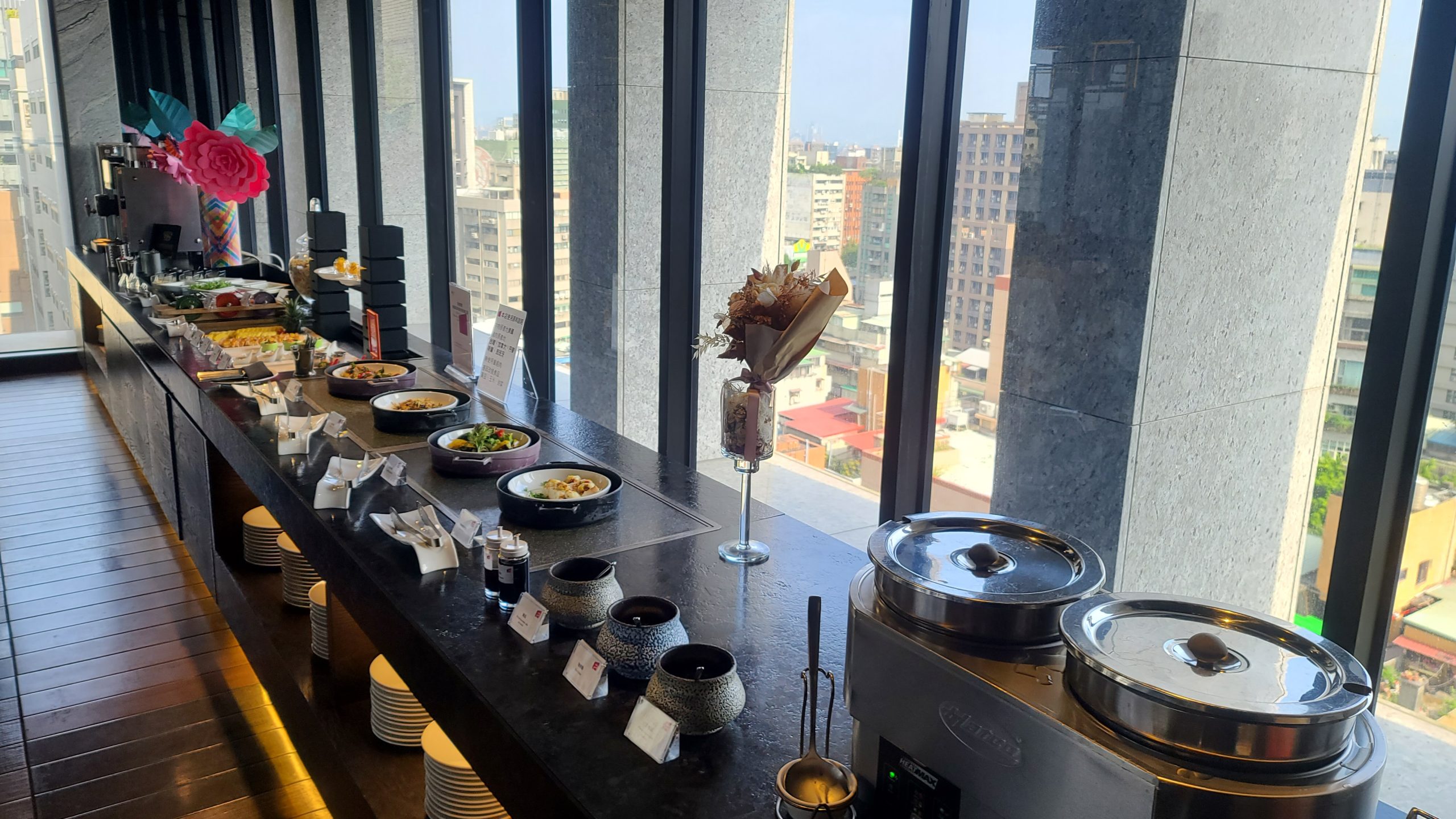 台北中山雅樂軒酒店 Aloft 噗通樂窩窗床角間（Splash Room） 走路就有米其林餐廳 輕時尚風：早餐 用餐地點是 W XYZ