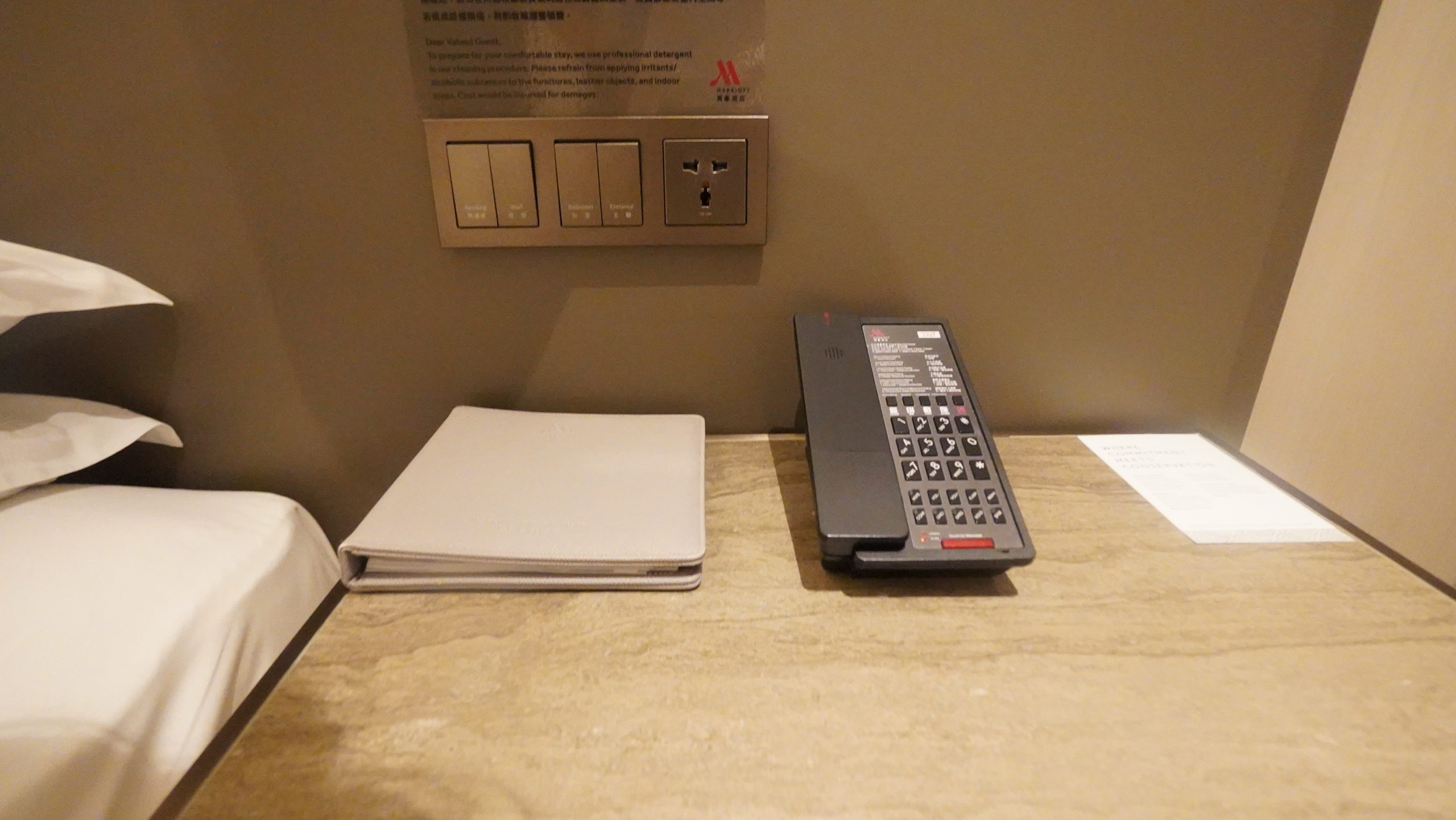台北萬豪飯店 Marriott Taipei - 台灣最早的萬豪系統飯店 - 房間篇：床頭寢具