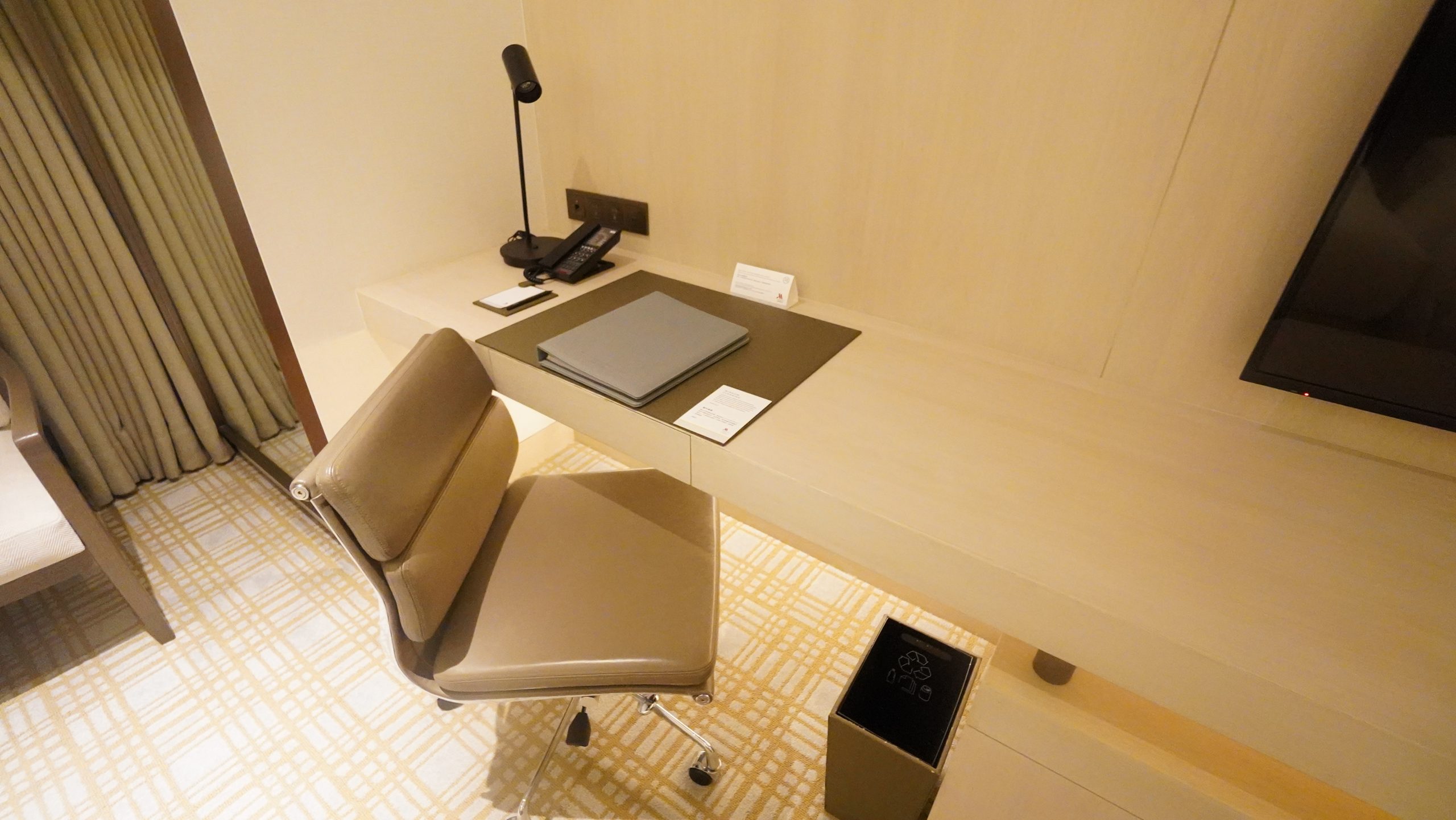台北萬豪飯店 Marriott Taipei - 台灣最早的萬豪系統飯店 - 房間篇：電視 辦公桌 沙發區