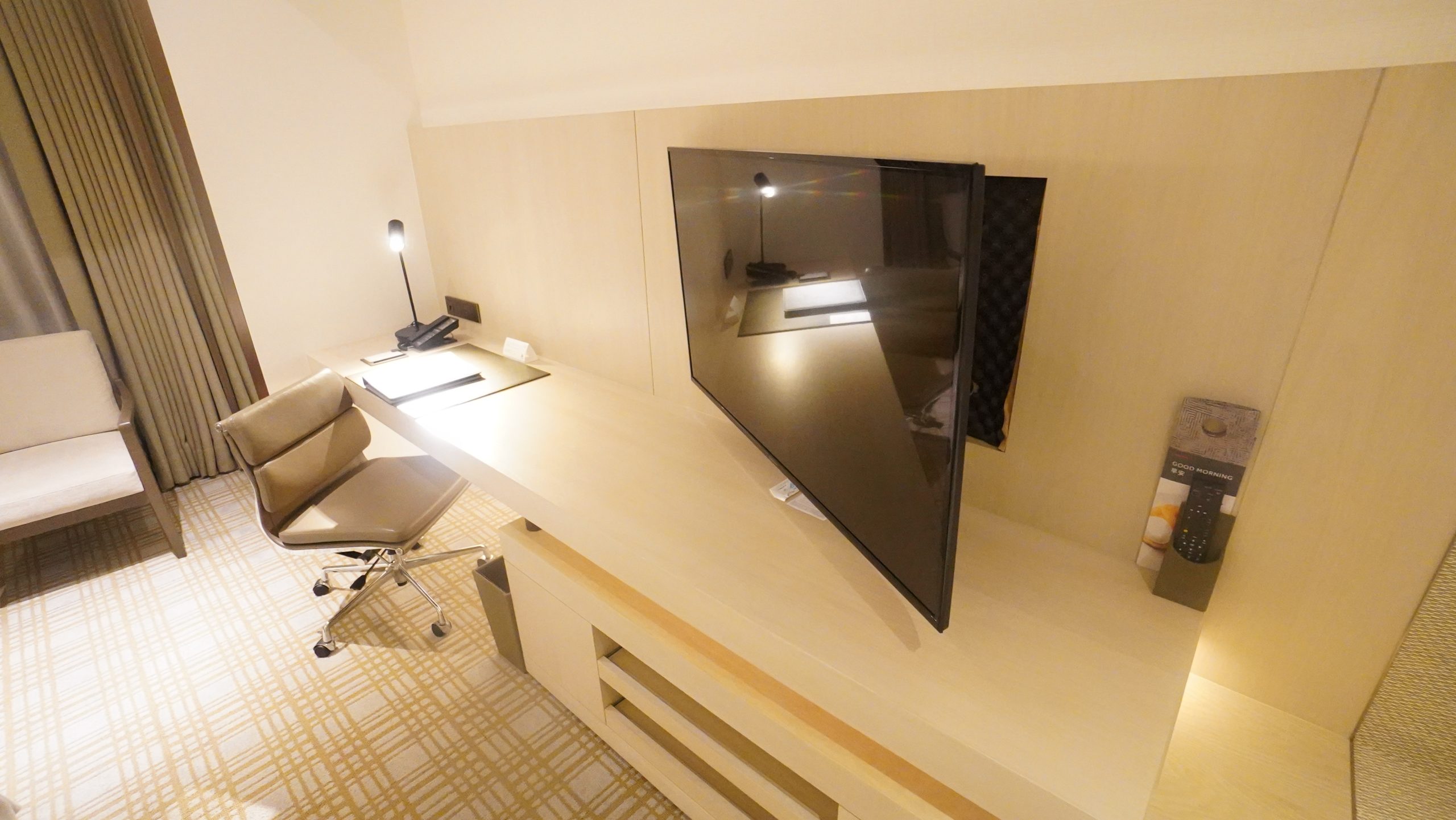 台北萬豪飯店 Marriott Taipei - 台灣最早的萬豪系統飯店 - 房間篇：電視 辦公桌 沙發區