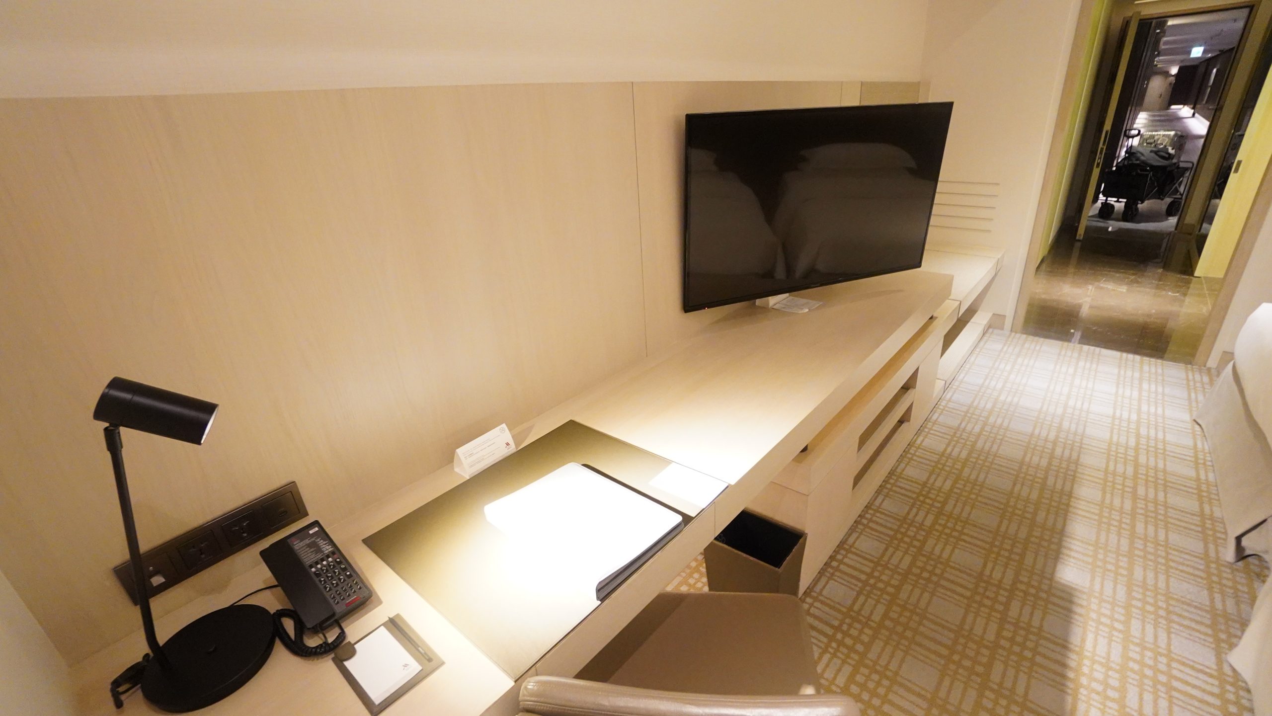 台北萬豪飯店 Marriott Taipei - 台灣最早的萬豪系統飯店 - 房間篇：電視 辦公桌 沙發區
