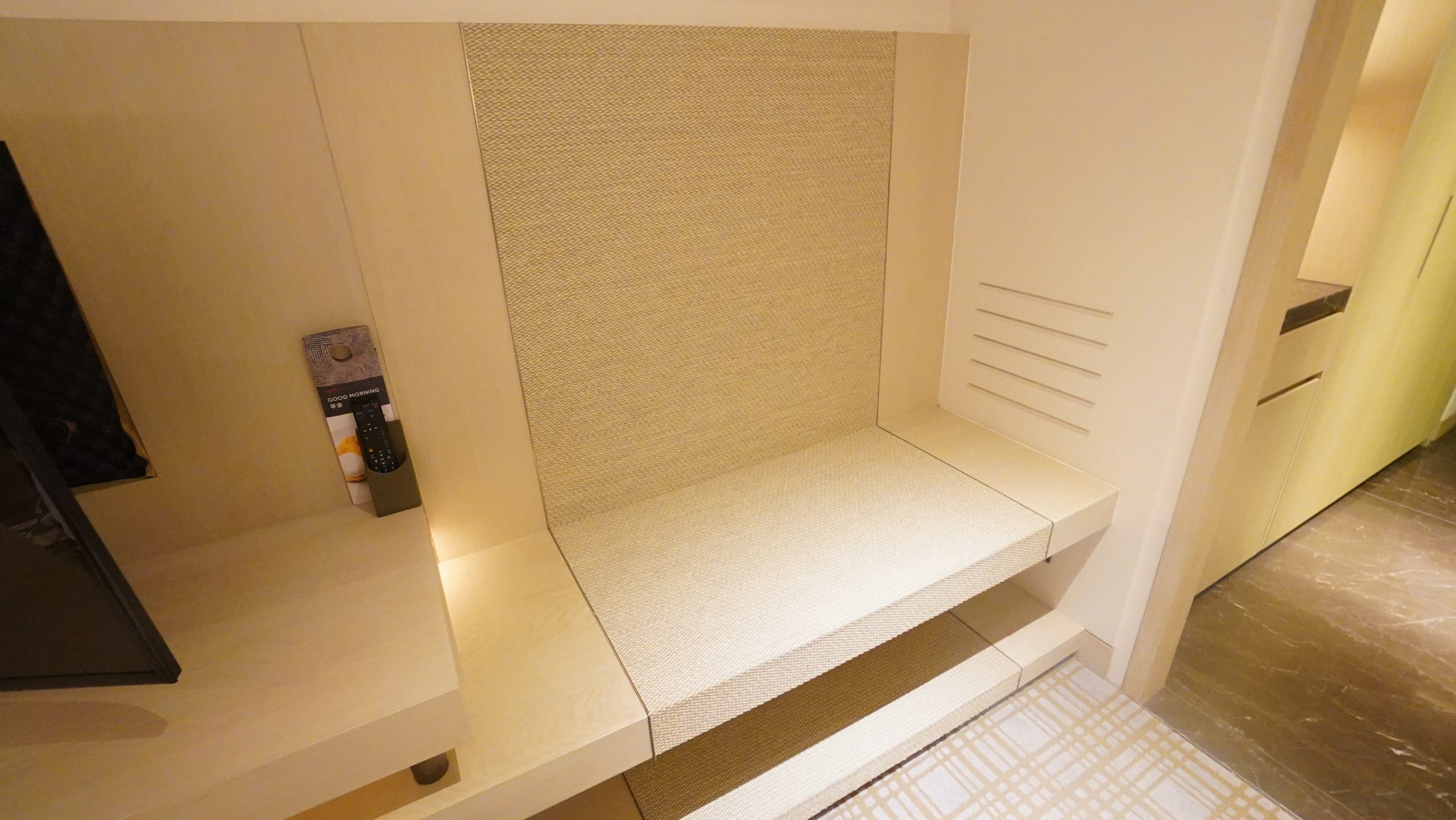 台北萬豪飯店 Marriott Taipei - 台灣最早的萬豪系統飯店 - 房間篇：電視 辦公桌 沙發區