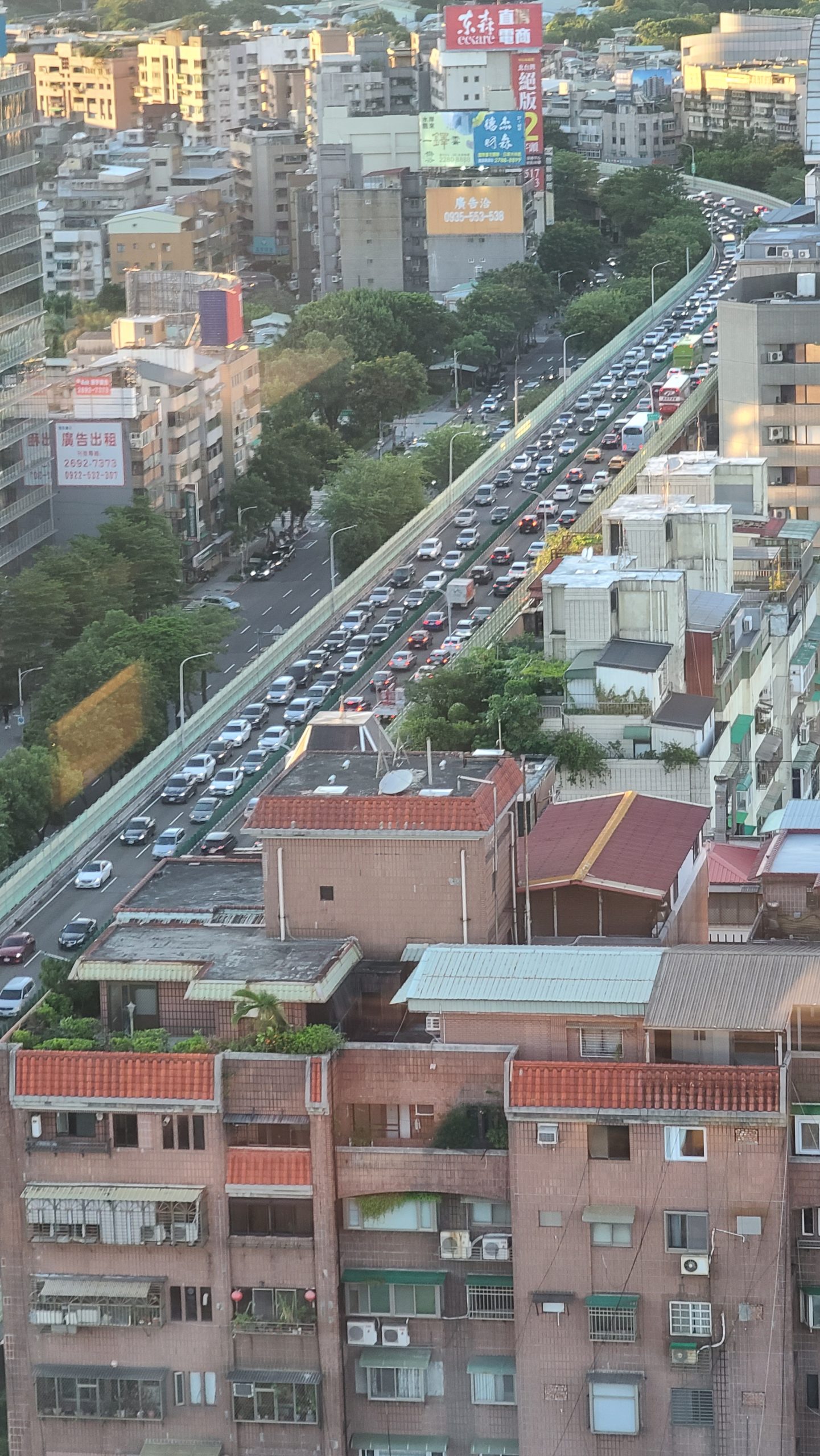 旁邊就可以看到建國高架的人流