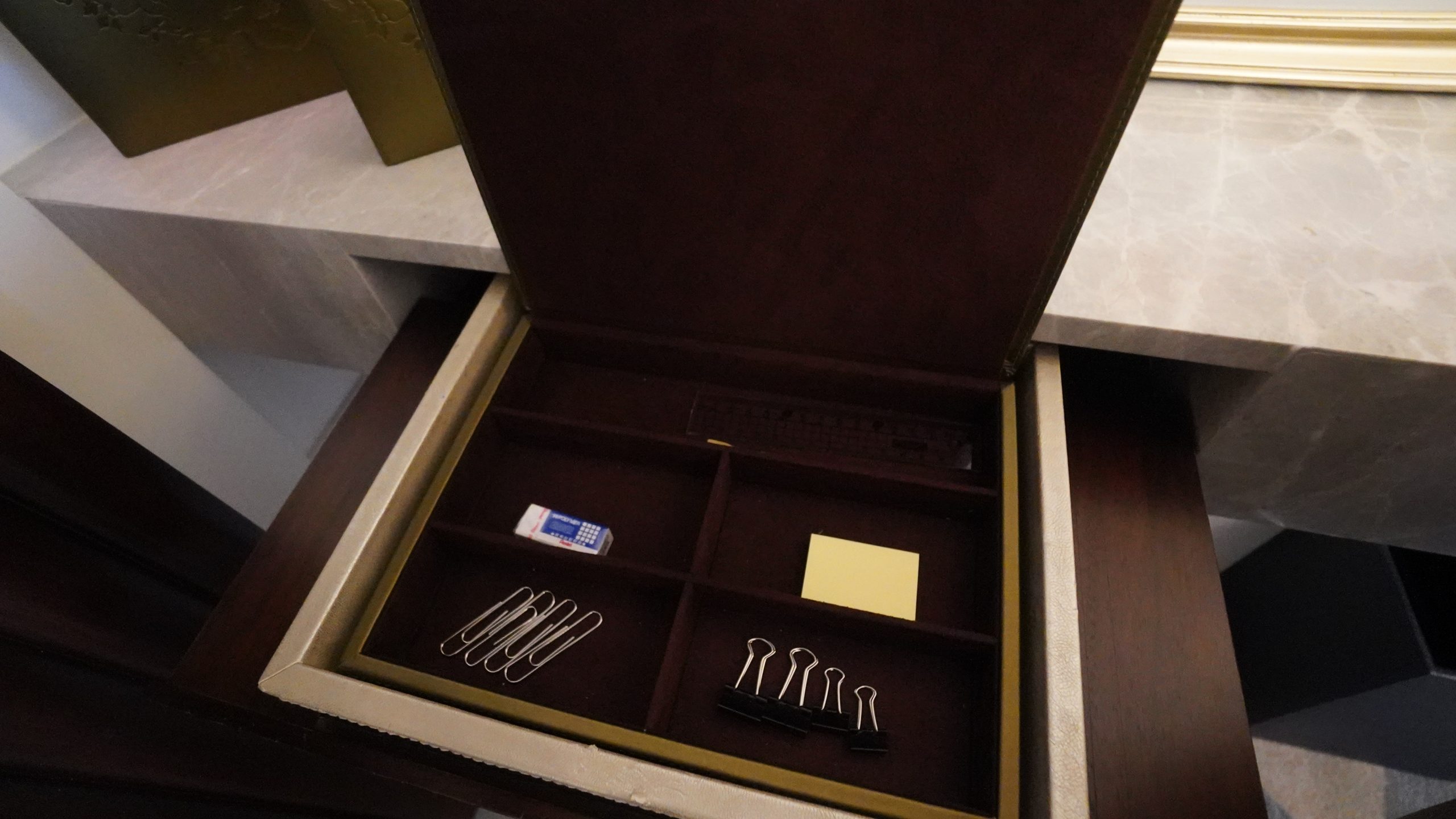 有提供基本的文具盒，這在很多高檔飯店都屬於會提供的項目有提供比較完整文具，會是評定一個高等級飯店