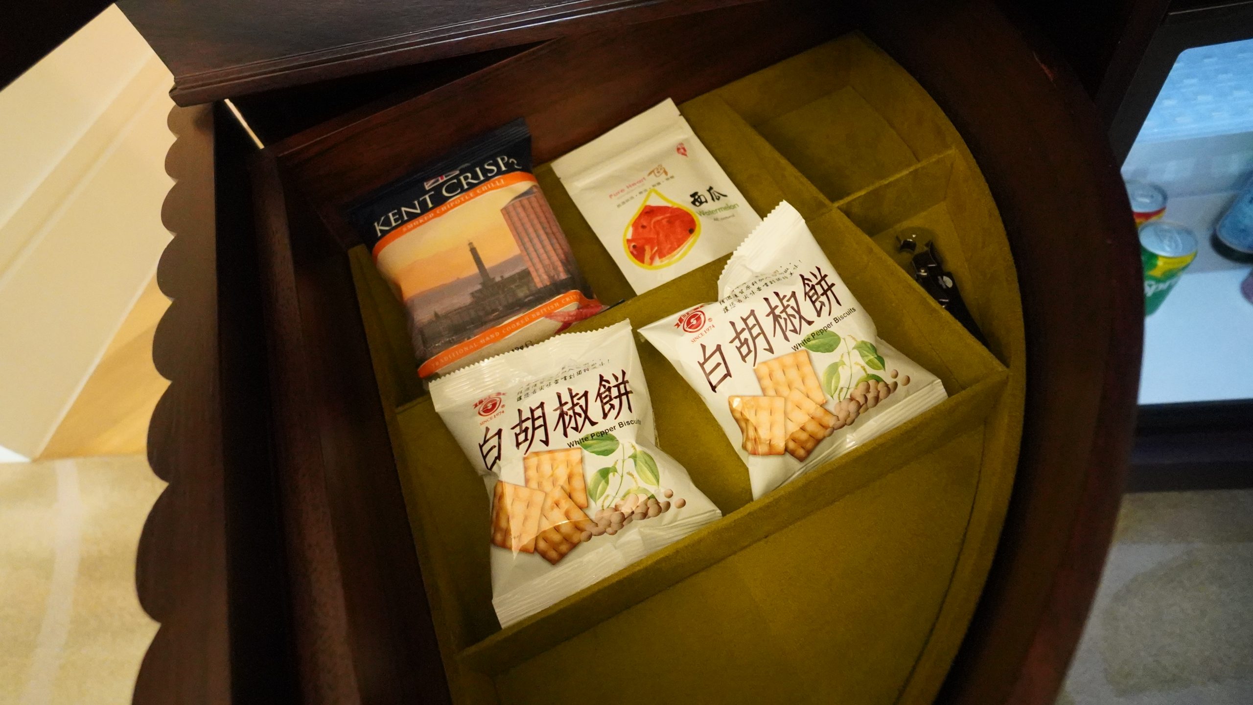 我們這次買的套裝，這些看到的點心還有飲料都可以免費取用