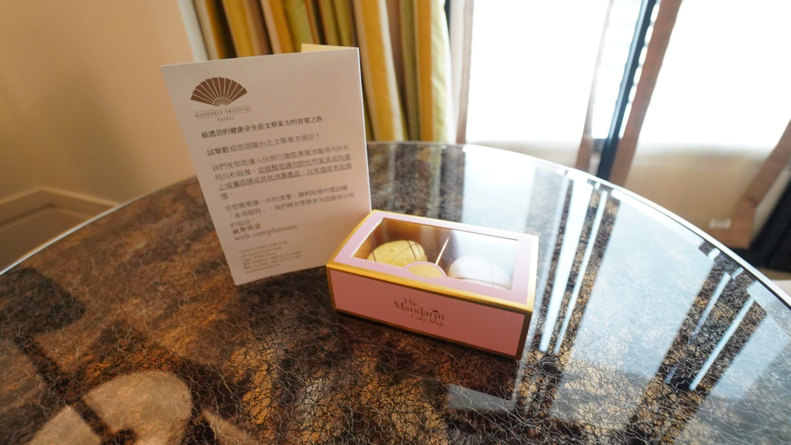 馬卡龍，旁邊的小卡再次提醒因為材質的關係，家具不適合使用酒精消毒，如果有需要可以請飯店幫忙再次消毒