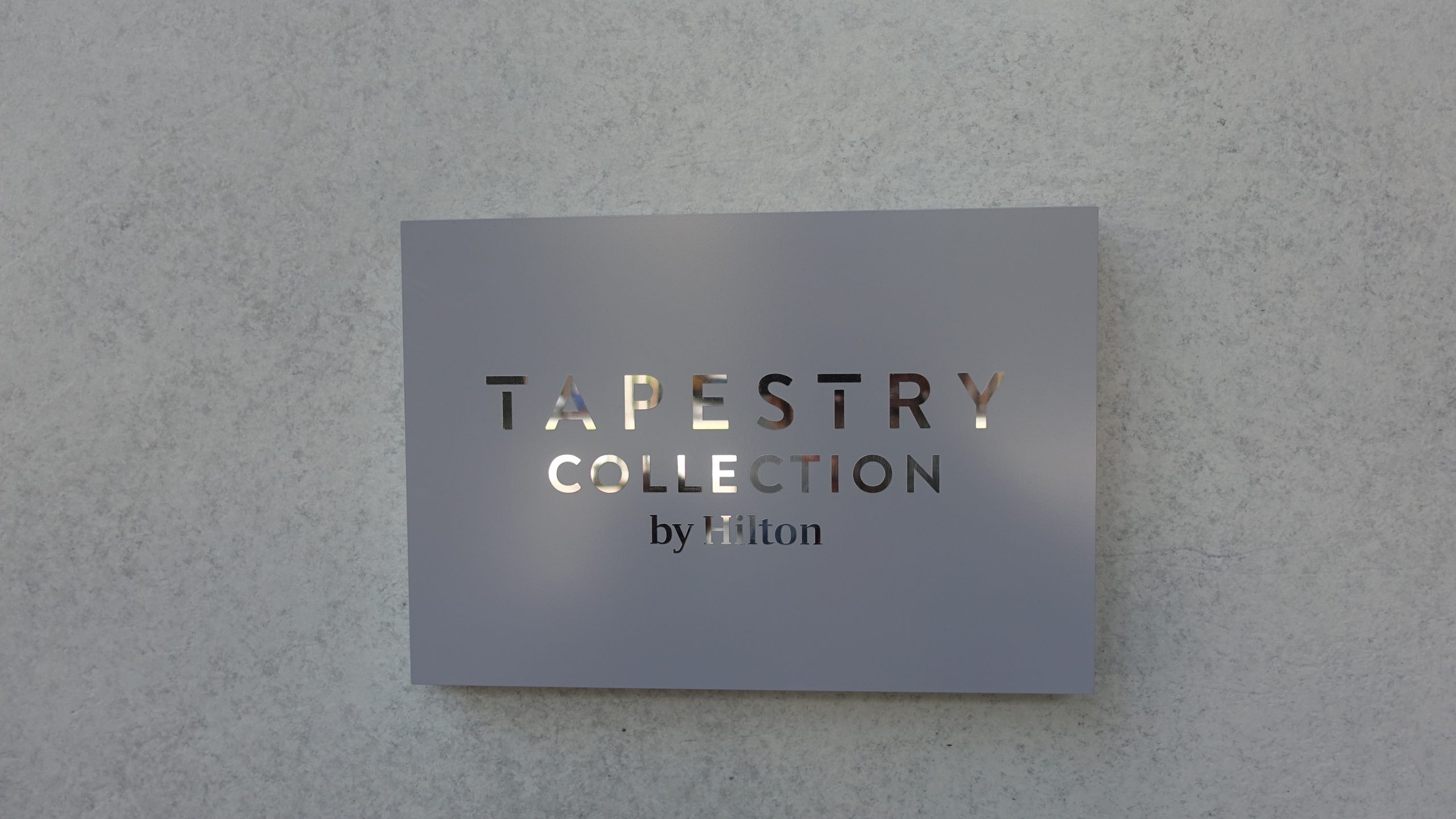 在大門左邊放置的 TAPESTRY COLLECTION牌子代表著他是獨一無二的設計旅店