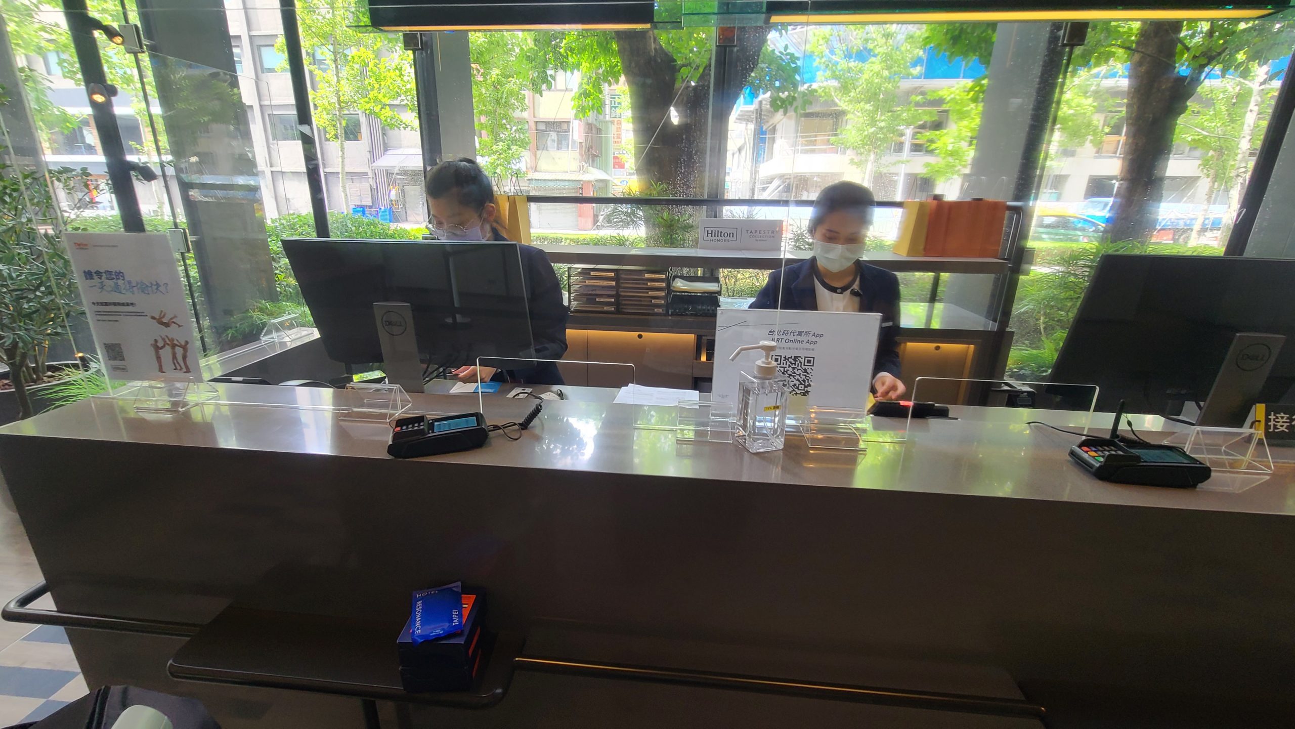 現在因為疫情的關係，櫃臺上都有放上隔板