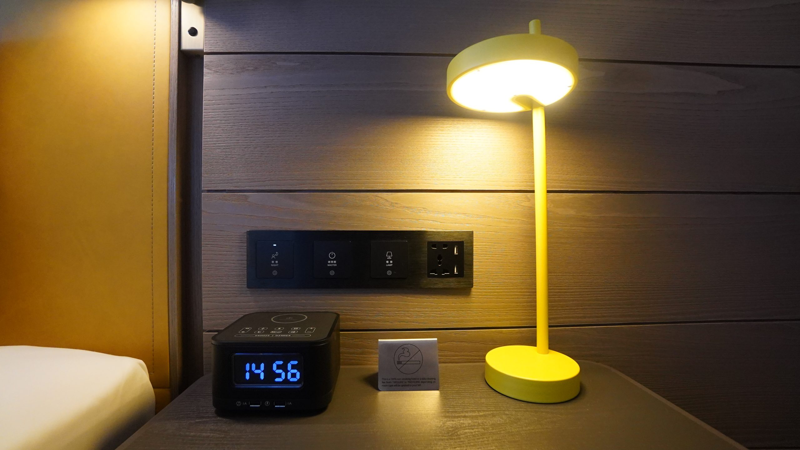 兩側都有USB充電孔以及萬國插頭