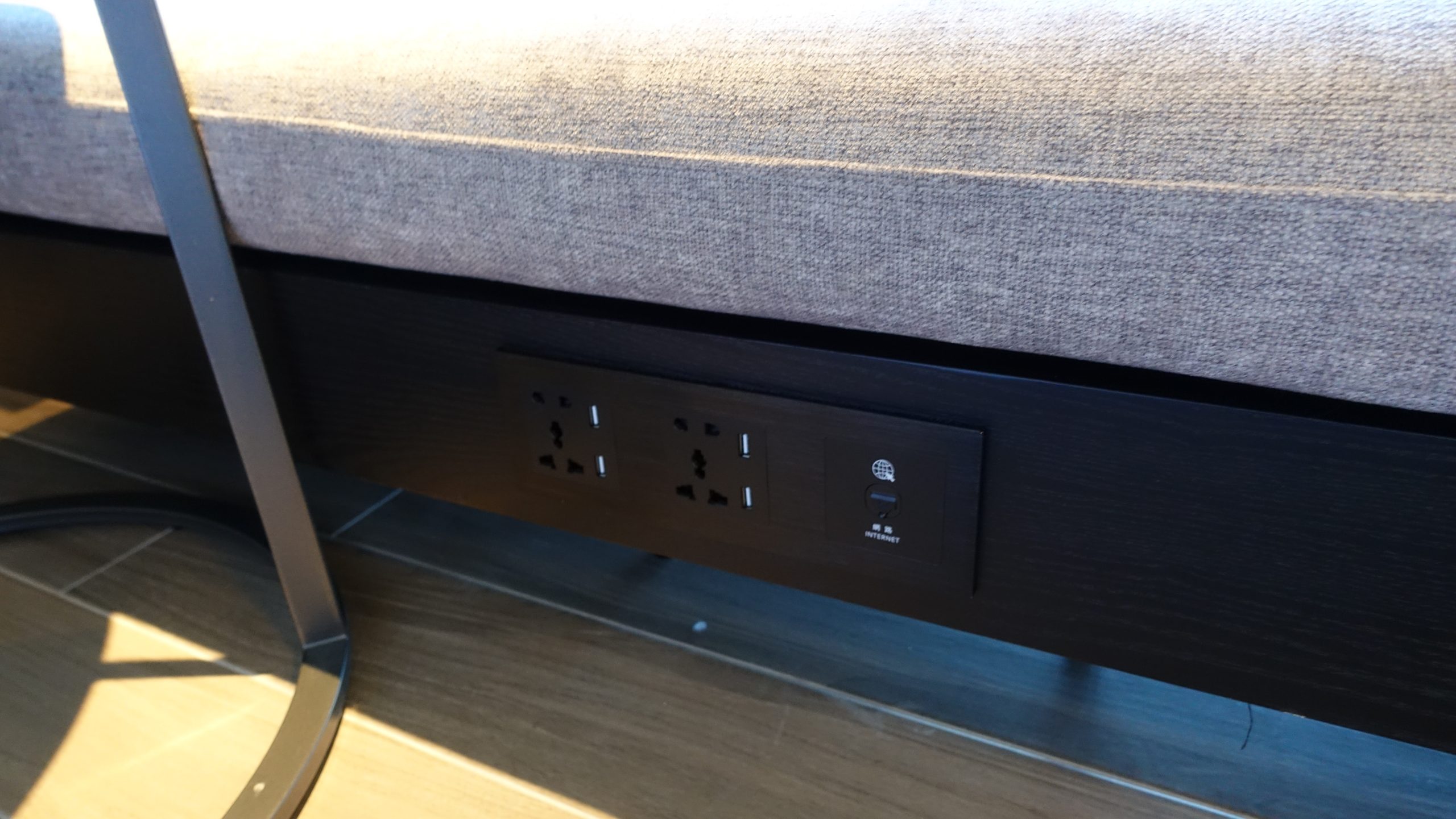 在沙發下，還有額外的插頭，以及USB充電孔、網路孔