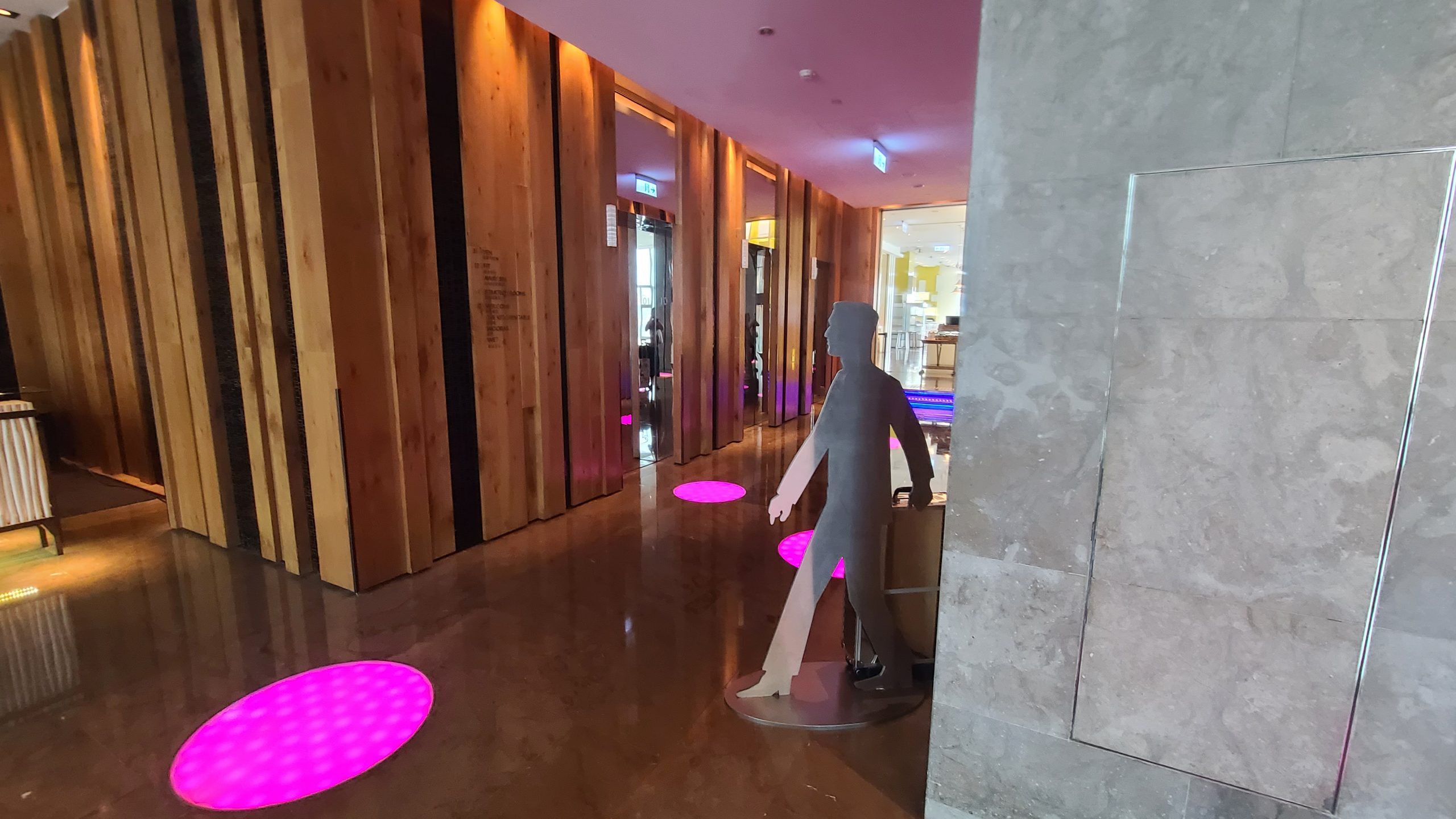 而這裡則是通往客房區的電梯在另外一頭則是W的自助餐聽
