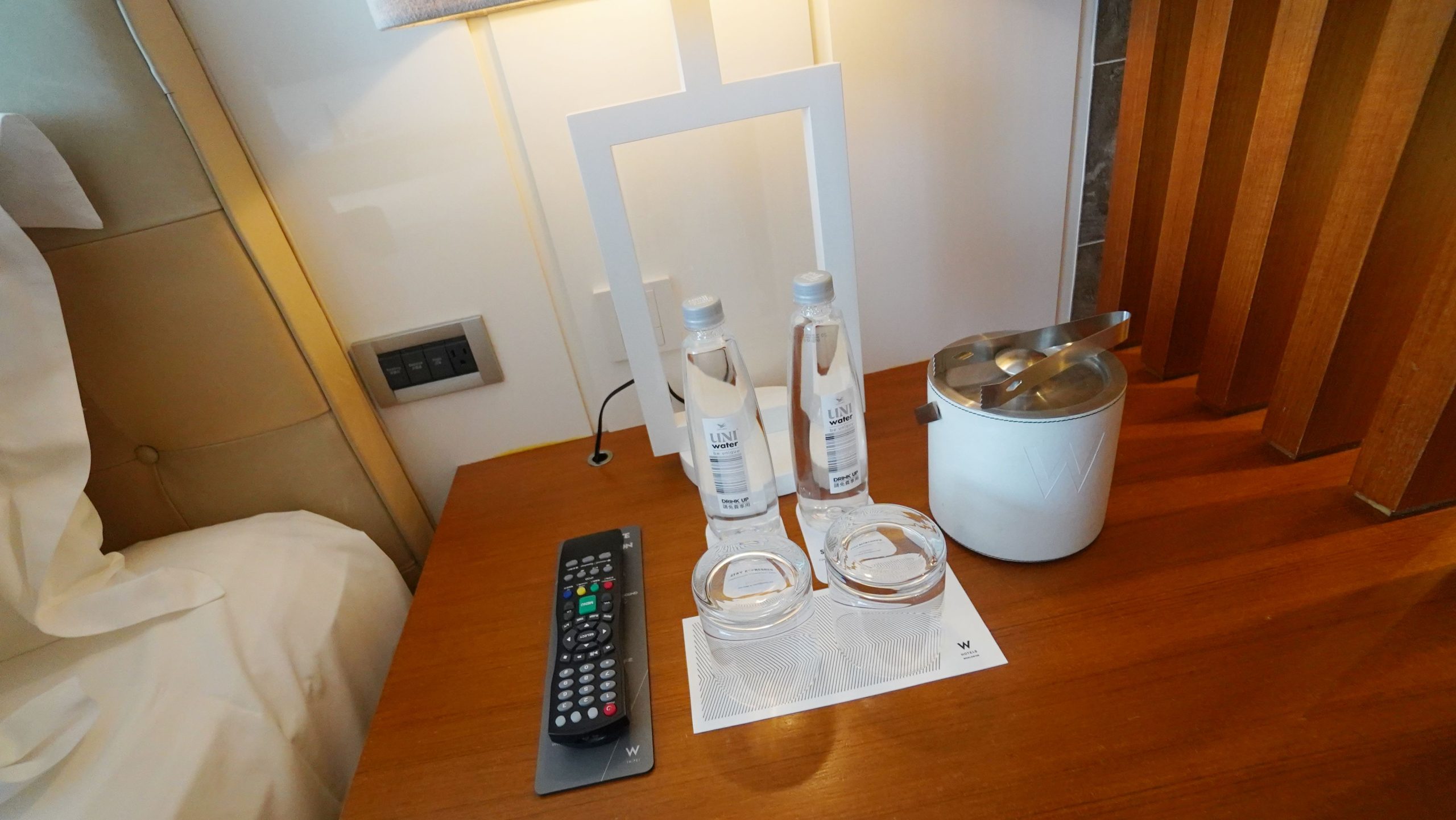台北 W HOTEL 白日夢專案 到飯店吃飽喝足 直接送4000餐飲額度：床頭設置