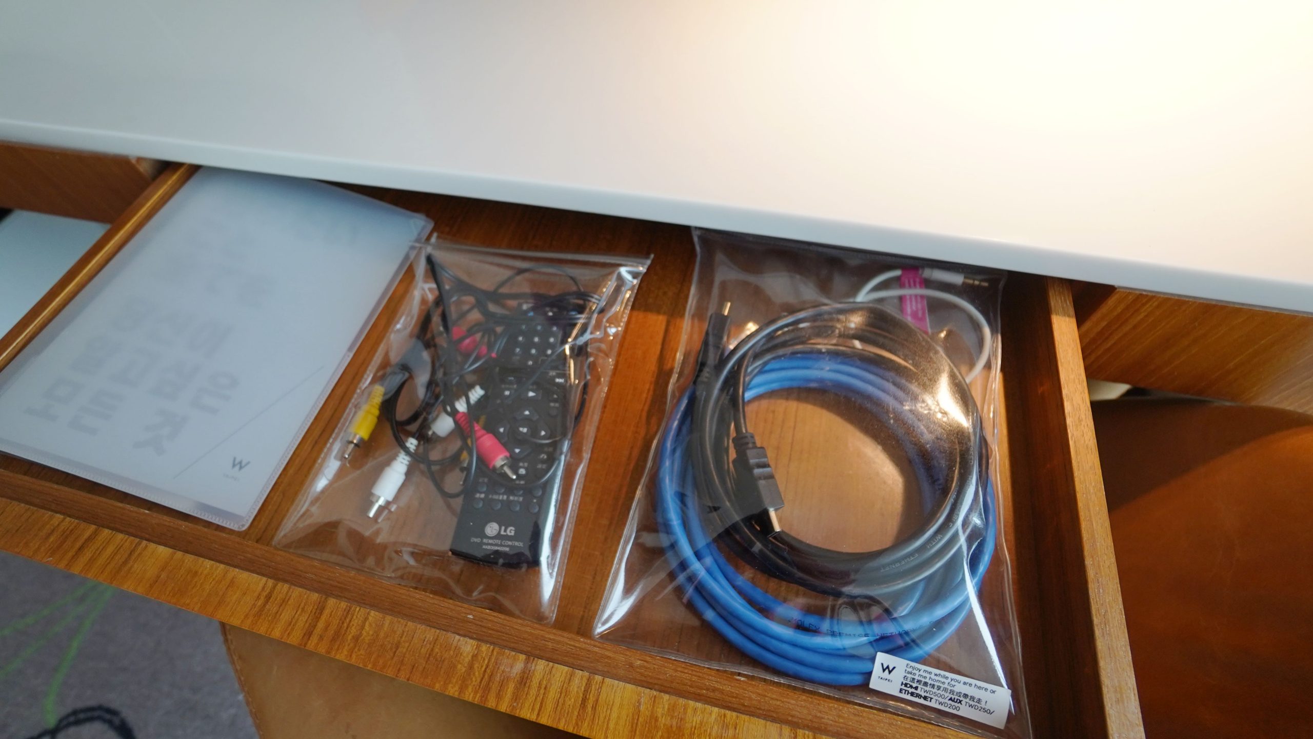 W提供了非常完整的線路包含了HDMI 、網路線、3.5音源線，左邊這一包呢是DVD播放機遙控器，而DVD播放機本人藏在衣櫥裡頭